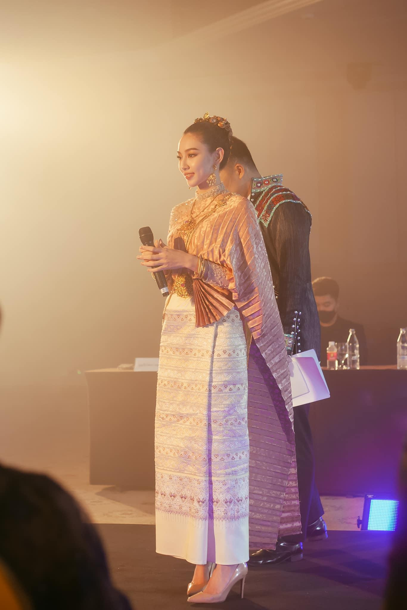 Những khoảnh khắc xinh đẹp của Thuỳ Tiên ở sự kiện đã được ống kính phóng viên địa phương bắt trọn.