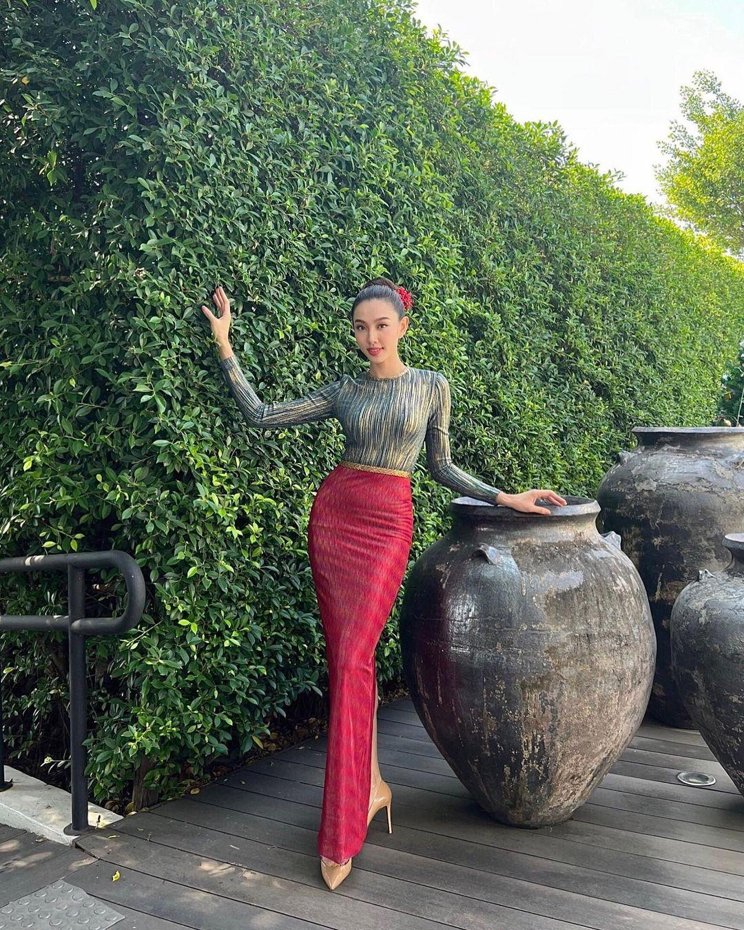 Thuỳ Tiên diện váy của nhà thiết kế Việt trên đất Thái. Thuỳ Tiên diện váy của nhà thiết kế Việt trên đất Thái.