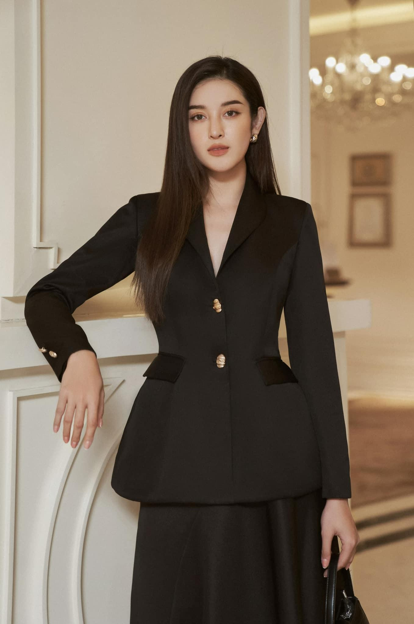 Á hậu Huyền My xinh đẹp, thanh lịch với bộ váy đen cổ điển. Á hậu Huyền My xinh đẹp, thanh lịch với bộ váy đen cổ điển.