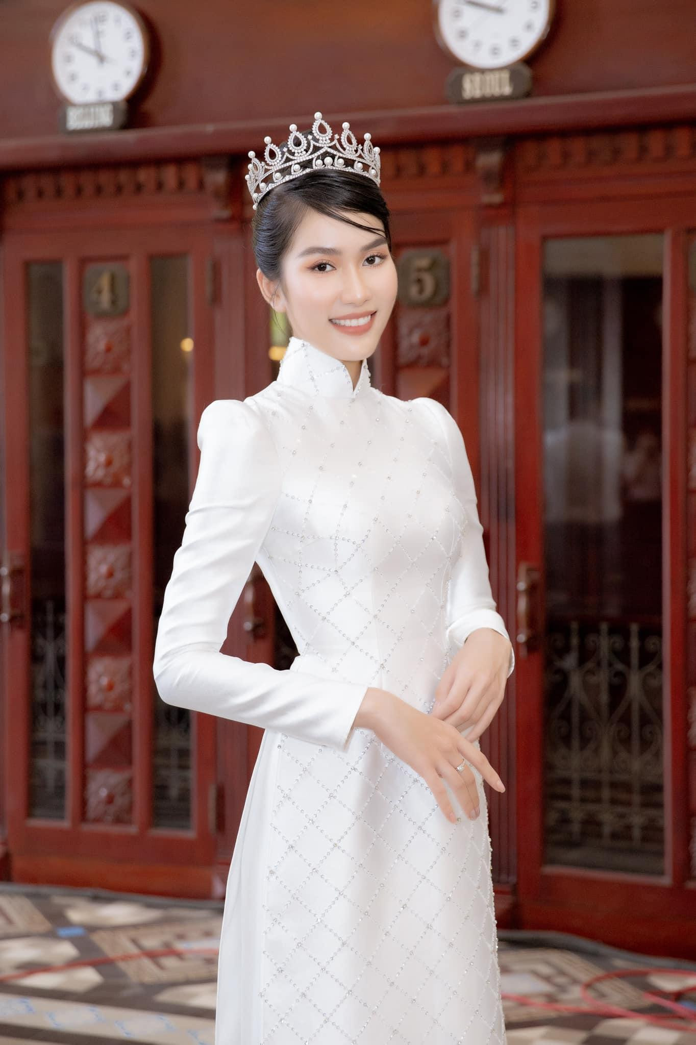 Á hậu Phương Anh diện áo dài trắng tinh khôi, đội vương miện lộng lẫy khi dự sự kiện.