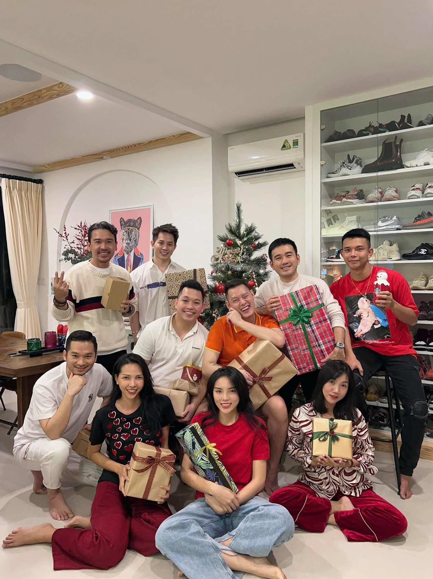 Hoa hậu Kỳ Duyên đón Giáng Sinh ấm áp cùng những người bạn thân tại nhà riêng. Hoa hậu Kỳ Duyên đón Giáng Sinh ấm áp cùng những người bạn thân tại nhà riêng.