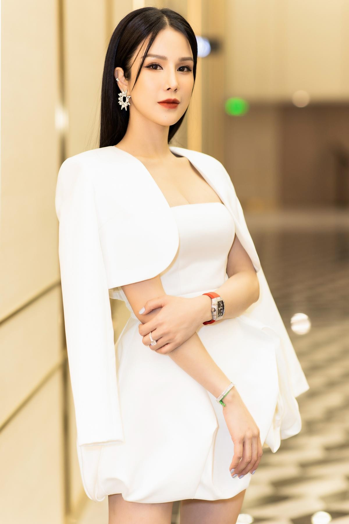 Cô diện bộ váy trắng tinh khiết và thanh lịch.