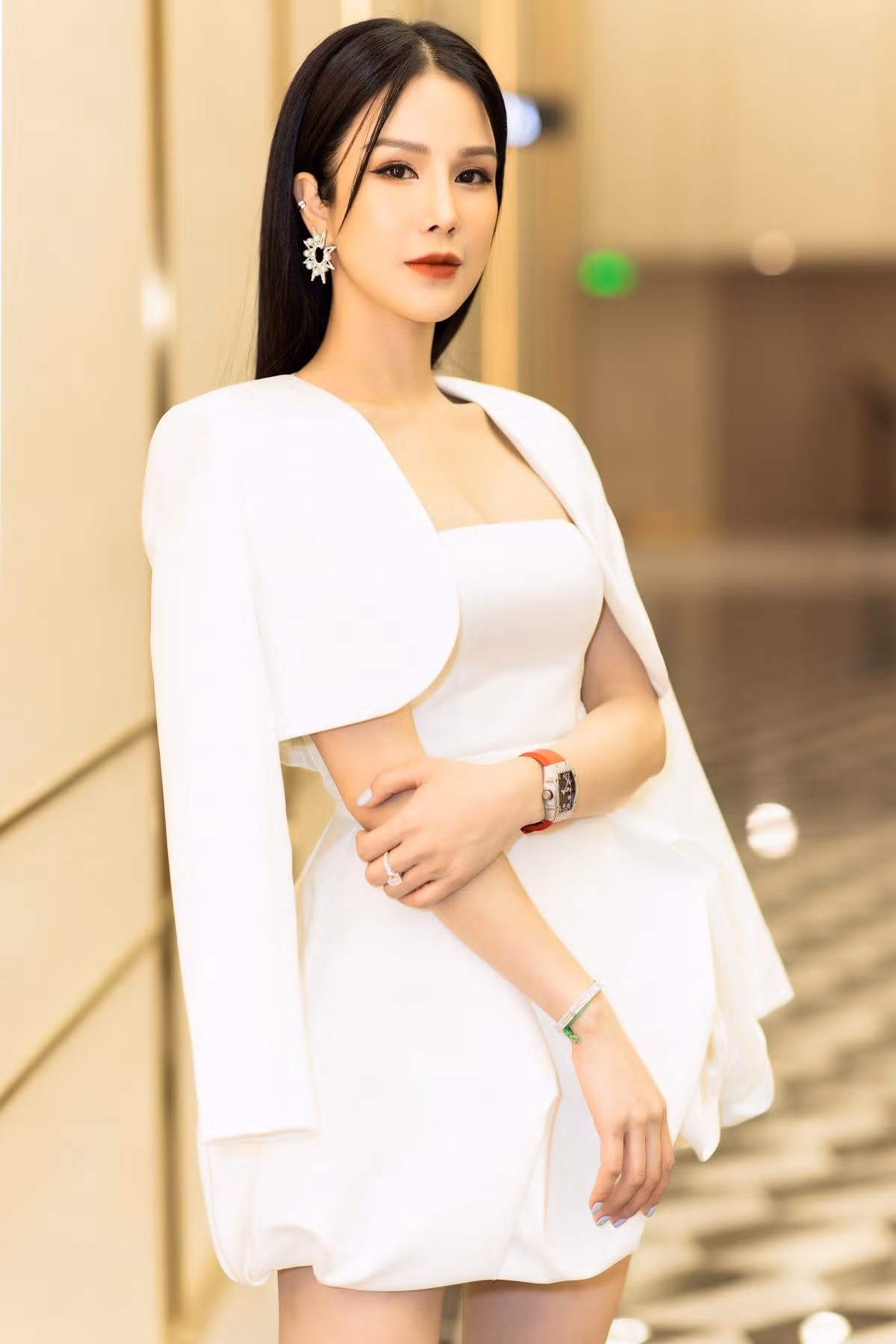 Cô diện bộ váy trắng tinh khiết và thanh lịch.