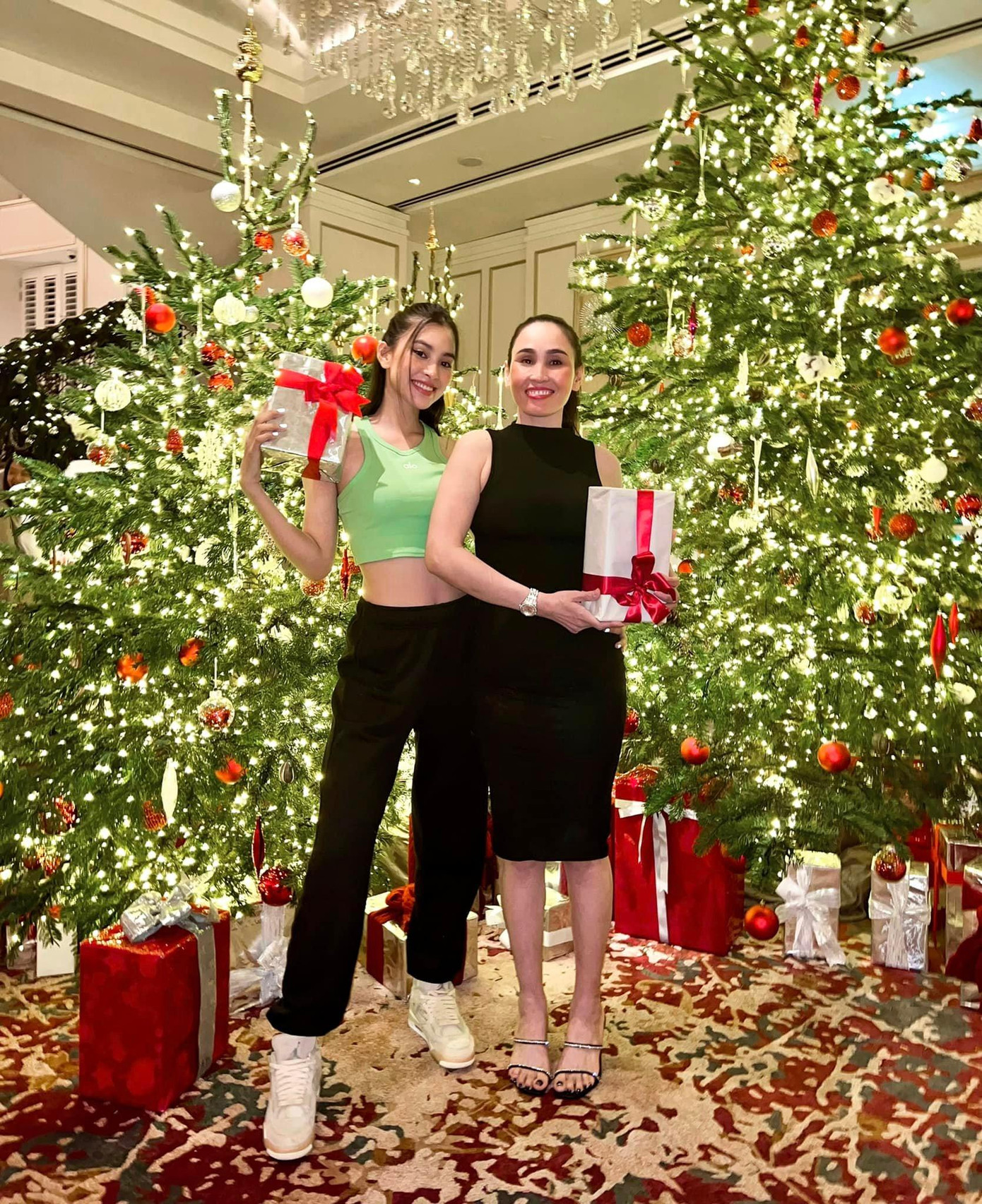 Hoa hậu Tiểu Vy cùng mẹ đón một mùa Giáng Sinh ấm áp và an lành.