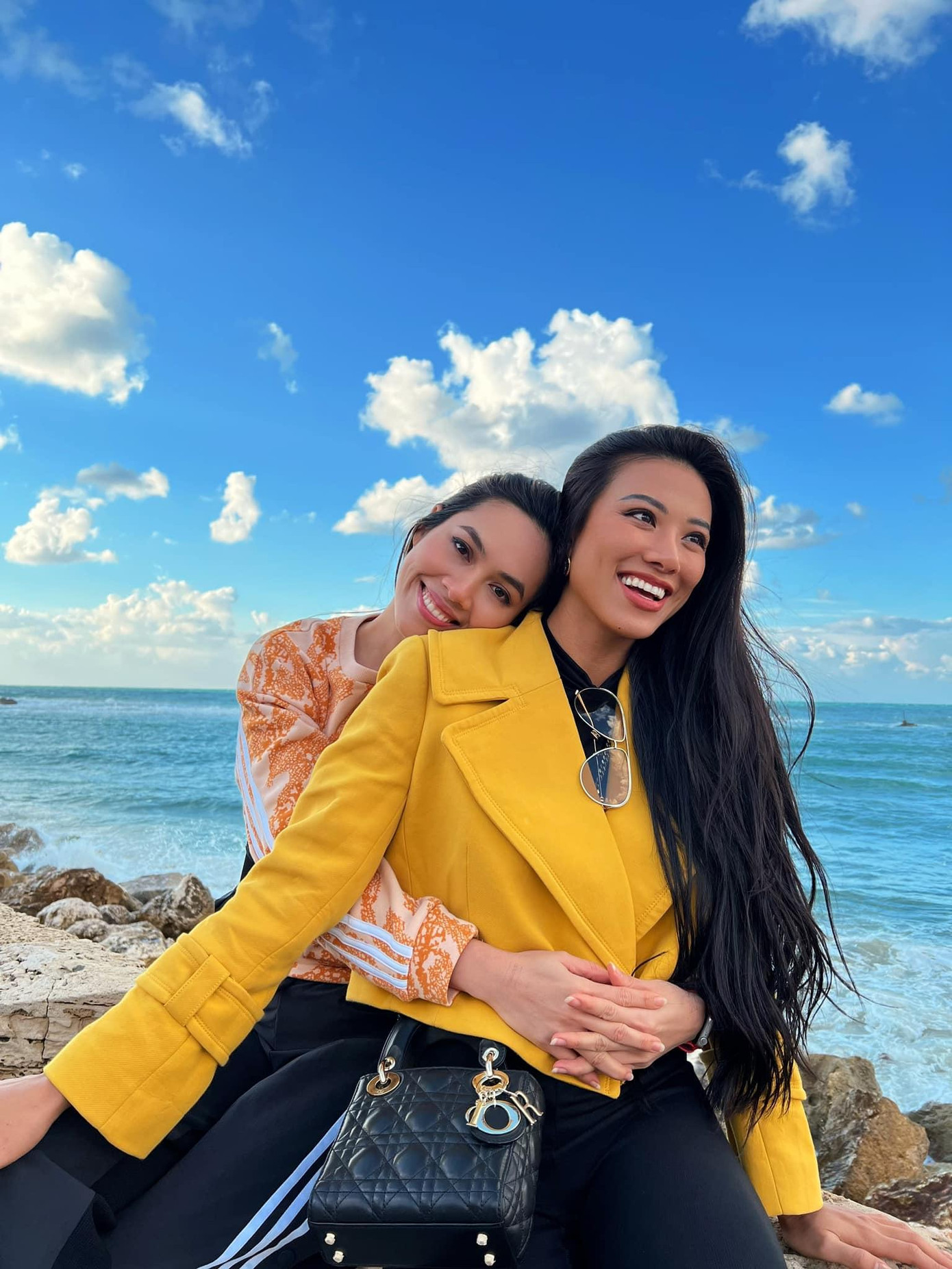 Đồng hành cùng Hoàng My là Á hậu Kim Duyên.