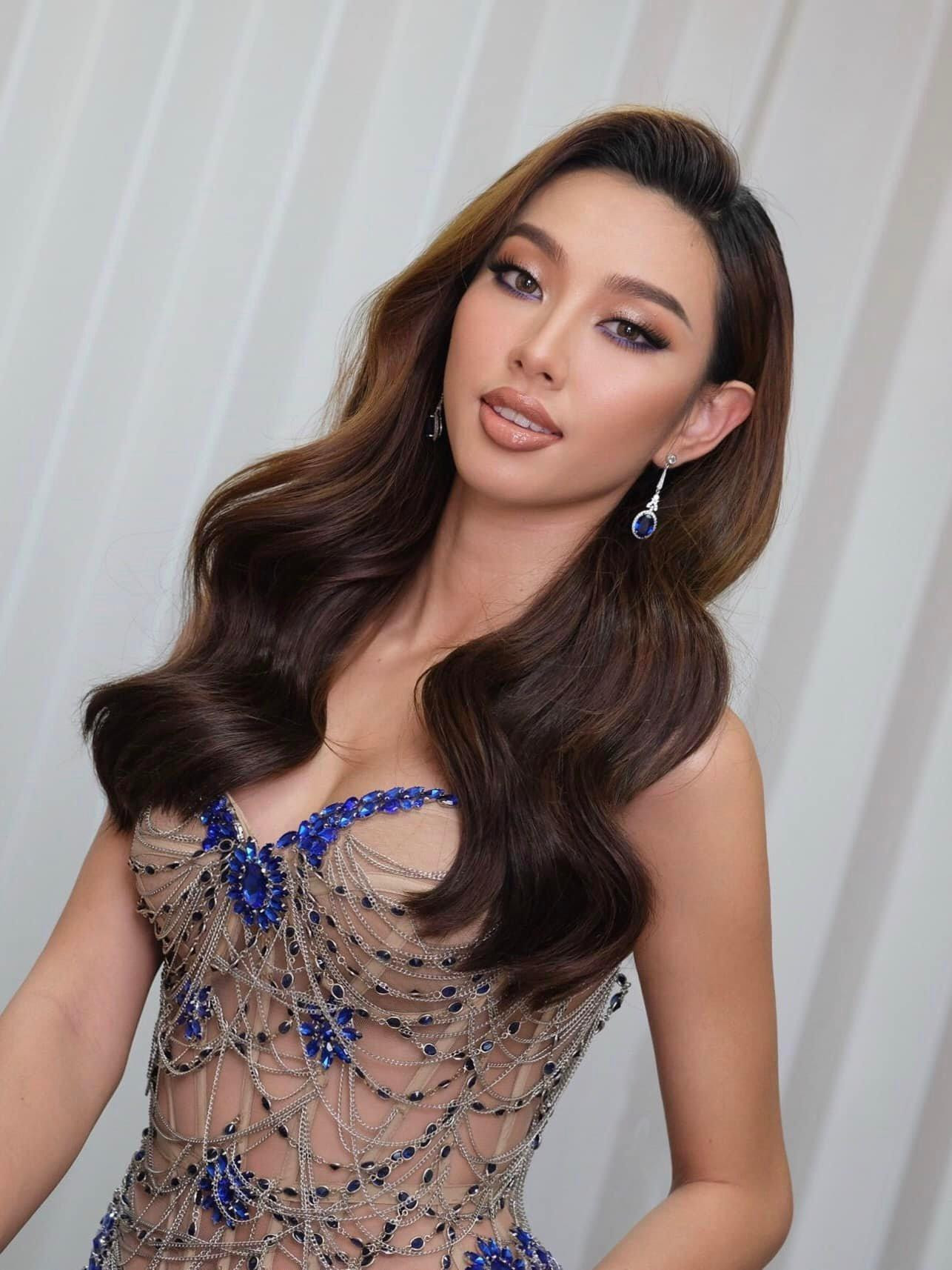 Mới đây, Hoa hậu Thùy Tiên tham dự một sự kiện ở Thái Lan với tư cách giám khảo. Lần này, cô diện trang phục của nhà thiết kế Thái Lan.