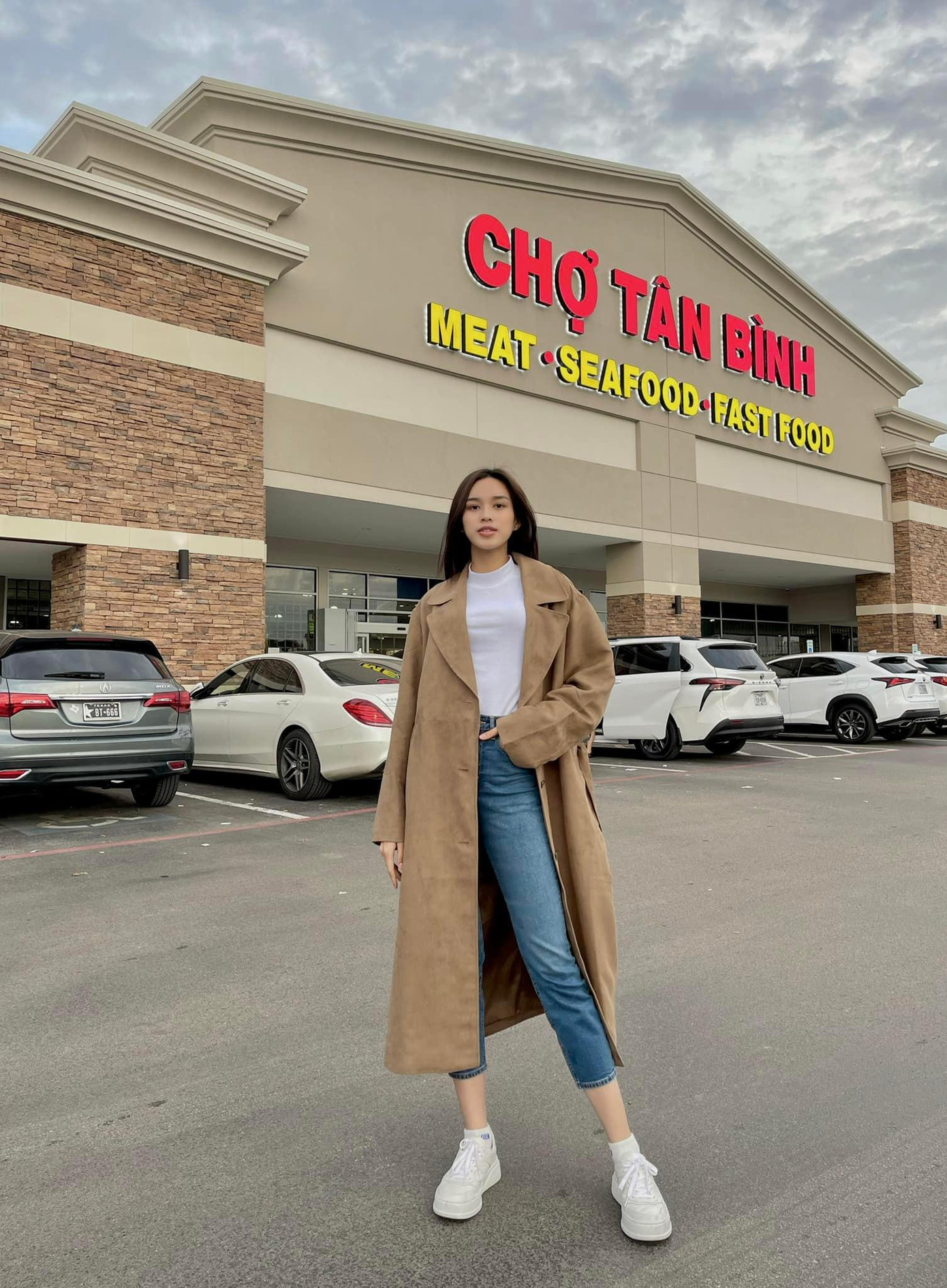 Sau khi đặt chân sang đất Mỹ, Đỗ Thị Hà thay đổi hoàn toàn phong cách. Cô diện những bộ trang phục theo phong cách street style năng động và cá tính để tiện cho di chuyển và những hoạt động đời thường. Sau khi đặt chân sang đất Mỹ, Đỗ Thị Hà thay đổi hoàn toàn phong cách. Cô diện những bộ trang phục theo phong cách street style năng động và cá tính để tiện cho di chuyển và những hoạt động đời thường.