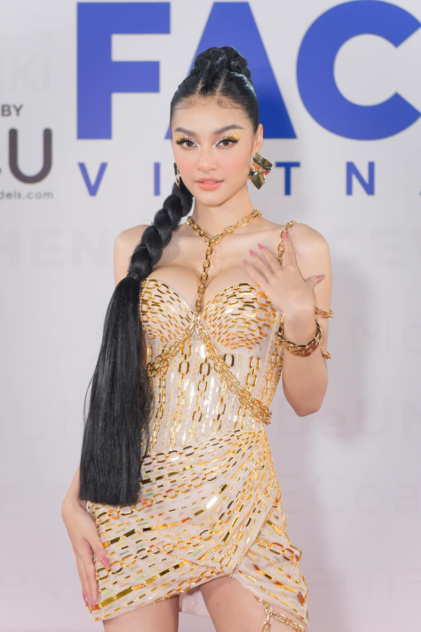 Xuất hiện tại một sự kiện thời trang, Á hậu Kiều Loan gây chú ý khi diện bộ váy dát vàng, khoe trọn vòng một nóng bỏng.