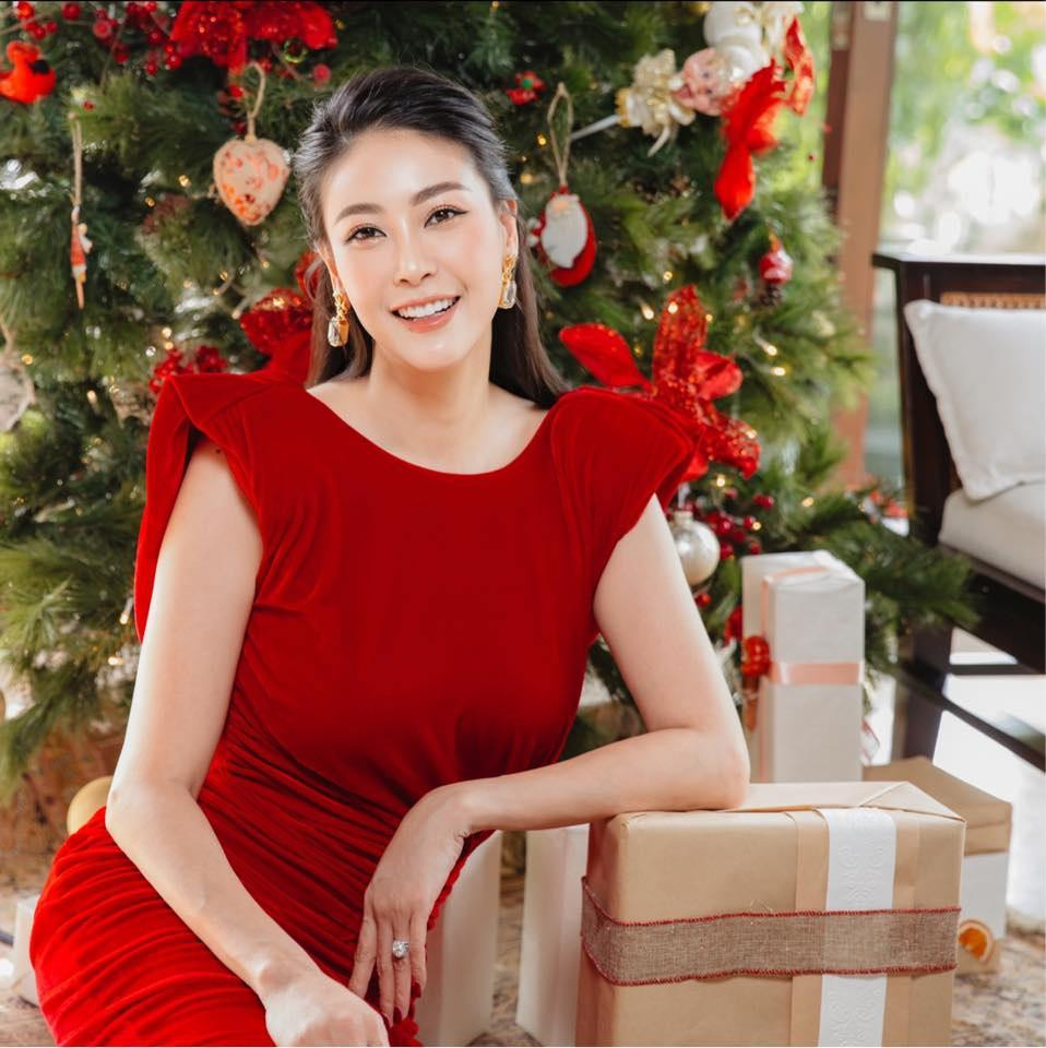 Hoa hậu Hà Kiều Anh diện váy đỏ rực, khoe nhan sắc lộng lẫy trong ngày Giáng Sinh. Hoa hậu Hà Kiều Anh diện váy đỏ rực, khoe nhan sắc lộng lẫy trong ngày Giáng Sinh.