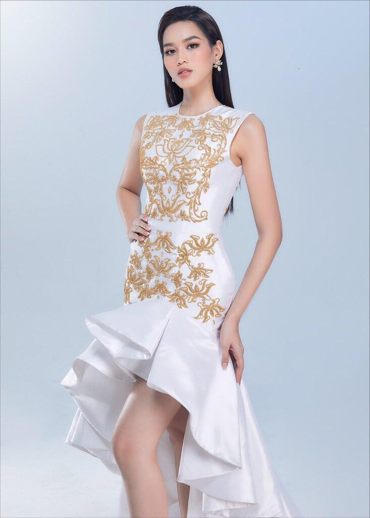 Đến với đêm tiệc đấu giá từ thiện của Miss World 2021, Đỗ Thị Hà diện bộ trang phục có gam màu trắng và vàng được lấy cảm hứng từ chính logo của Miss World.