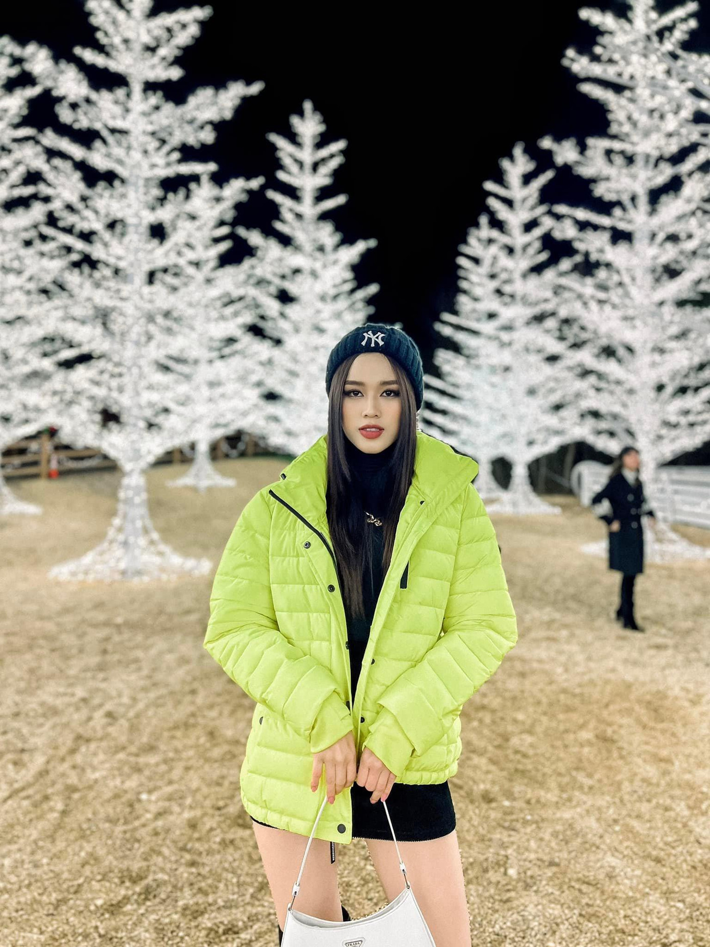 Sau khi nhận kết quả dương tính với COVID-19, Hoa hậu Đỗ Thị Hà tiếp tục ở lại Mỹ để điều trị. Trước đó, cô cũng đã có dịp trải nghiệm không khí Giáng Sinh ở xứ sở cờ hoa. Sau khi nhận kết quả dương tính với COVID-19, Hoa hậu Đỗ Thị Hà tiếp tục ở lại Mỹ để điều trị. Trước đó, cô cũng đã có dịp trải nghiệm không khí Giáng Sinh ở xứ sở cờ hoa.