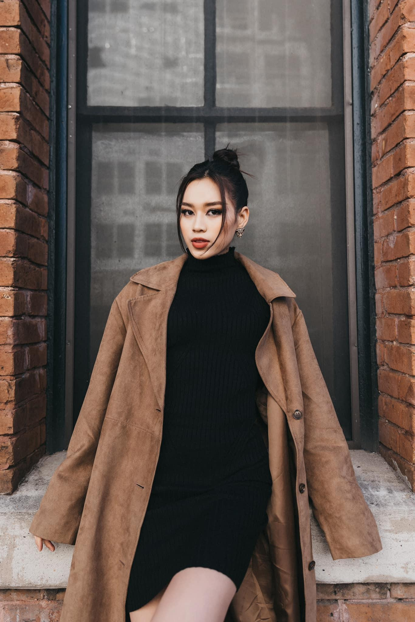 Trong bộ ảnh lần này, Đỗ Thị Hà diện trang phục street style cực kỳ cá tính và quyến rũ. Cô diện bộ váy đen ôm sát, phối cùng boot cao quá đầu gối và áo khoác dáng dài tông màu nâu thanh lịch. Trong bộ ảnh lần này, Đỗ Thị Hà diện trang phục street style cực kỳ cá tính và quyến rũ. Cô diện bộ váy đen ôm sát, phối cùng boot cao quá đầu gối và áo khoác dáng dài tông màu nâu thanh lịch.