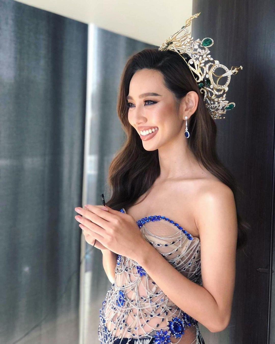 Dưới bàn tay make-up của các chuyên gia trang điểm Thái Lan, người đẹp Việt toát lên thần thái vô cùng kiêu sa, lộng lẫy.