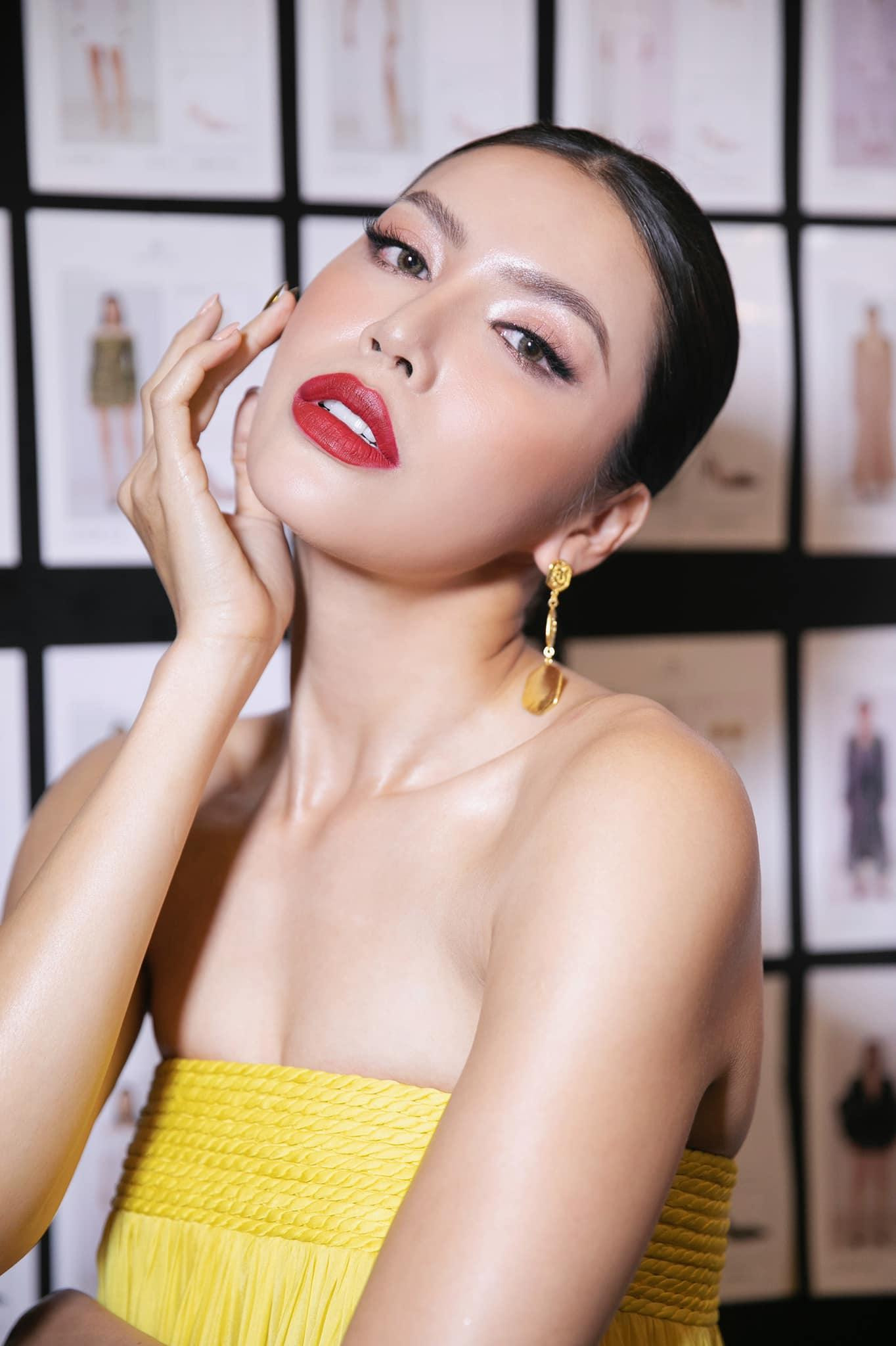 Siêu mẫu Minh Tú diện bộ váy cúp ngực tông màu vàng khoe trọn vai trần quyến rũ.