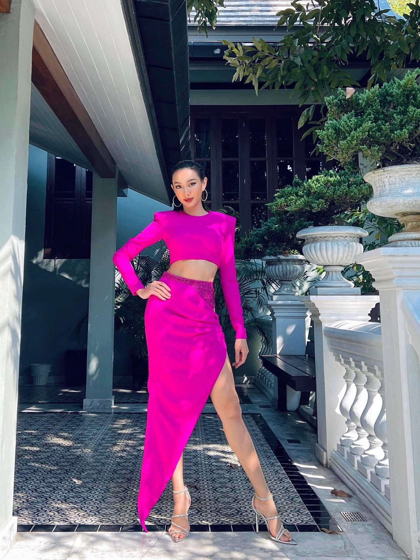 Thuỳ Tiên nổi bật với bộ váy tông màu hồng, cut-out cực táo bạo.