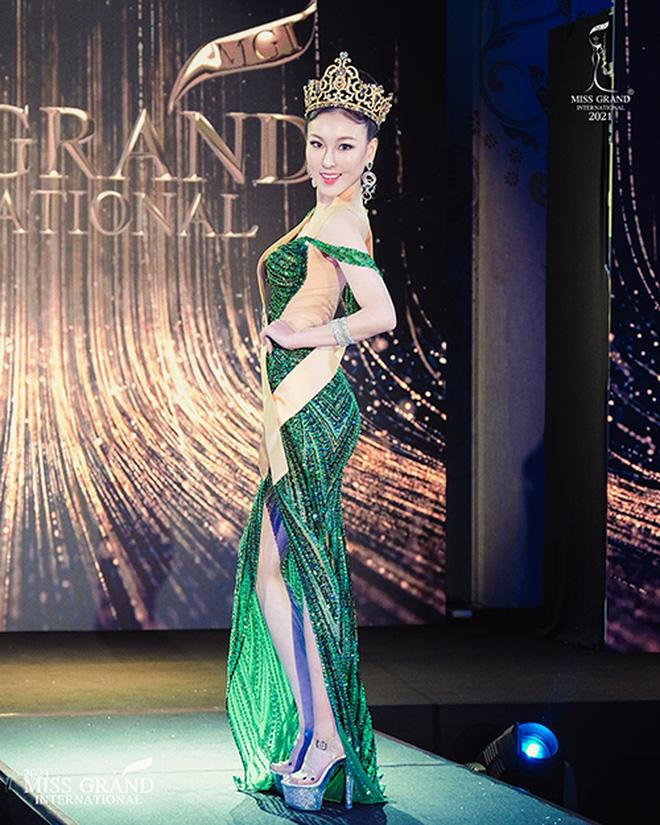 Tại cuộc thi Miss Grand 2021, người đẹp Hong Kong Sen Yang cũng là một thí sinh 'gây bão' truyền thông nhưng không phải vì nhan sắc mà bởi gu ăn mặc màu mè và tính cách hài hước, chân thật của người đẹp.