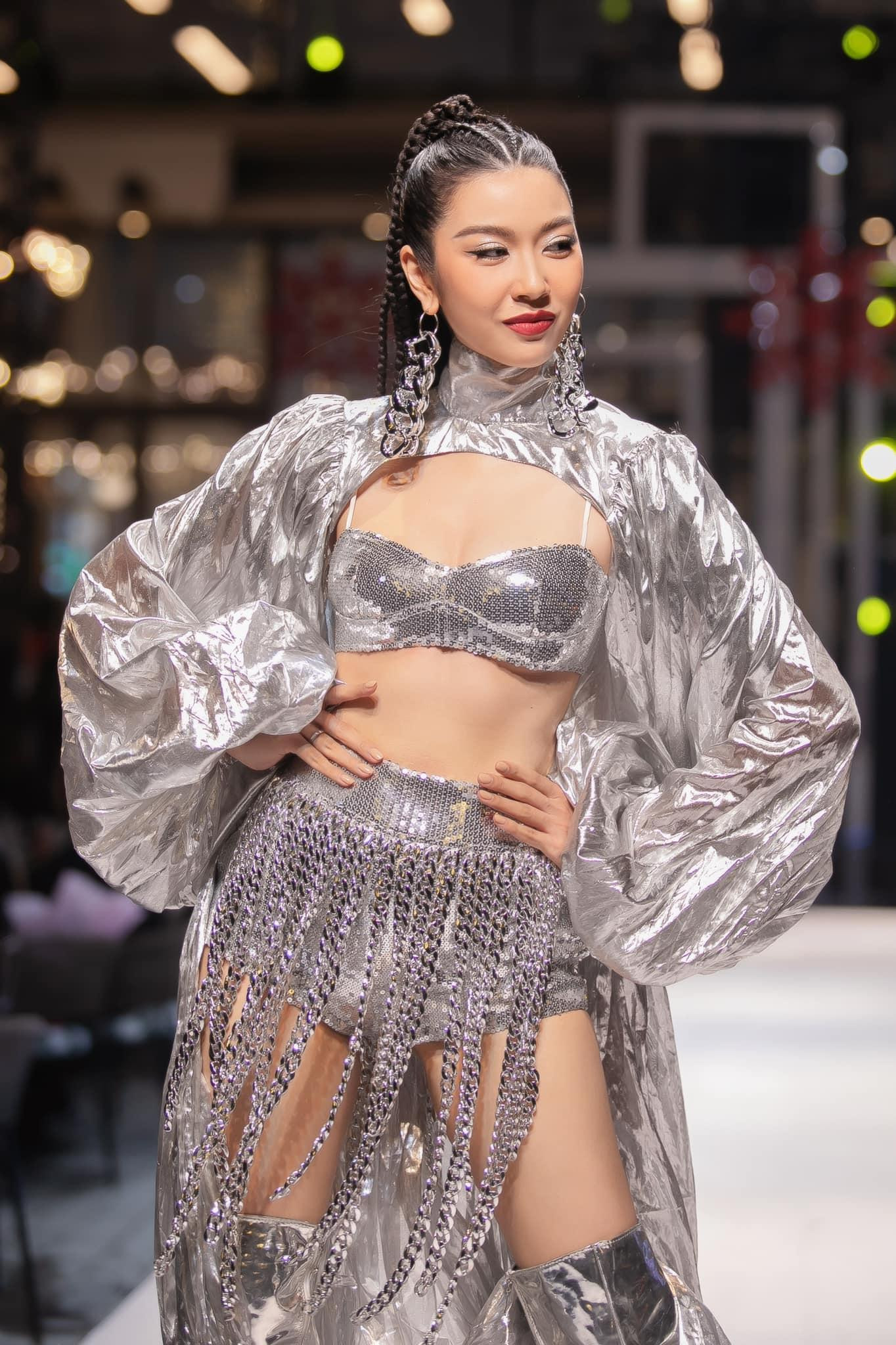 Người đẹp diện mốt khoe nội y táo bạo, khoe vòng một nóng bỏng trên sàn diễn.