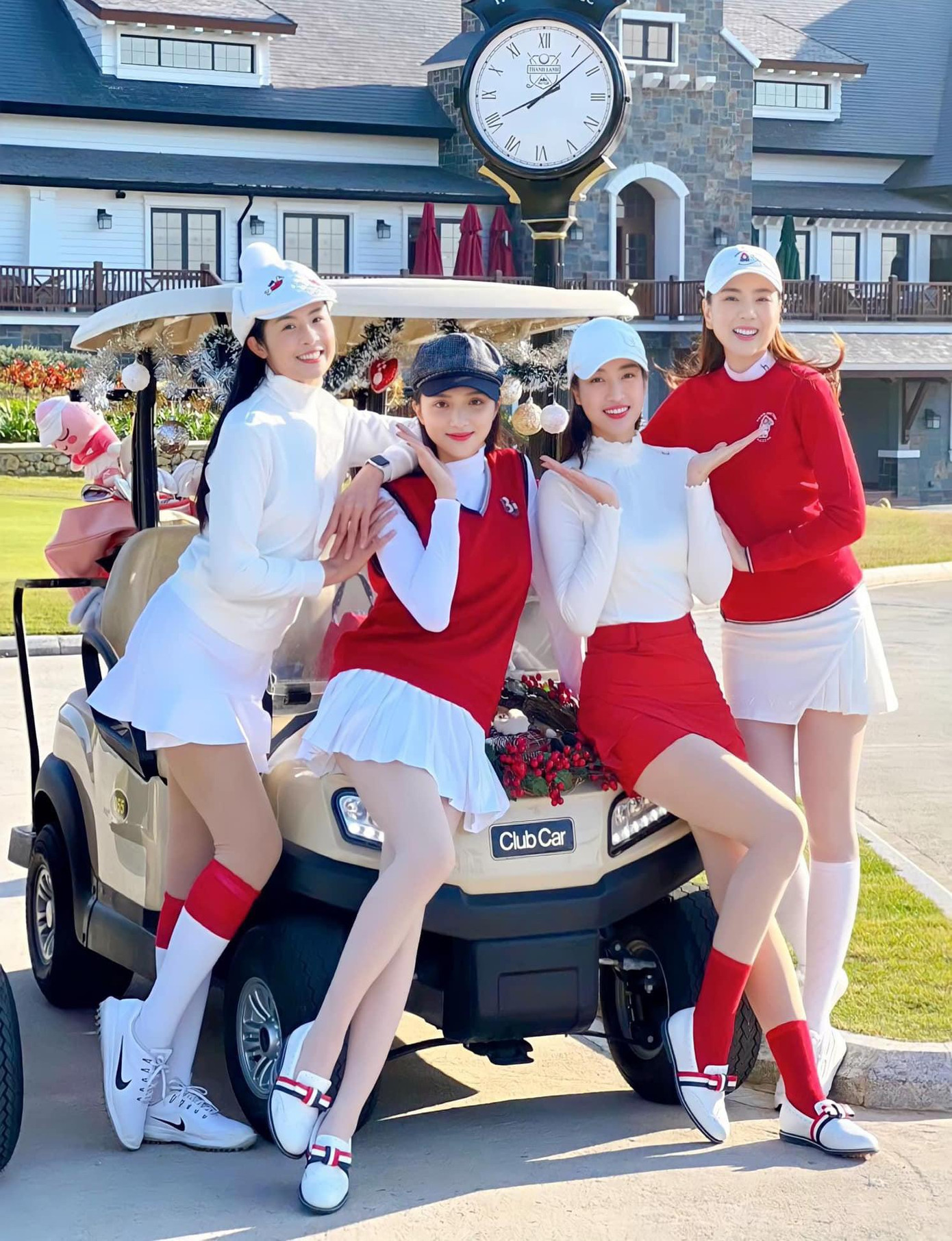 Đây cũng là buổi tiệc sinh nhật mà hội chị em tổ chức cho Hoa hậu Hương Giang và MC Mai Ngọc. Đây cũng là buổi tiệc sinh nhật mà hội chị em tổ chức cho Hoa hậu Hương Giang và MC Mai Ngọc.