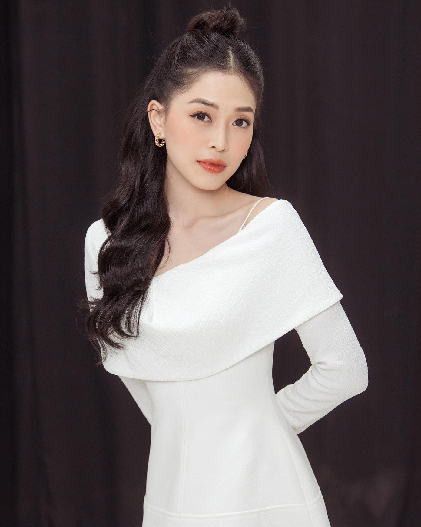 Á hậu Phương Nga diện váy trắng trễ nải vai trần gợi cảm.