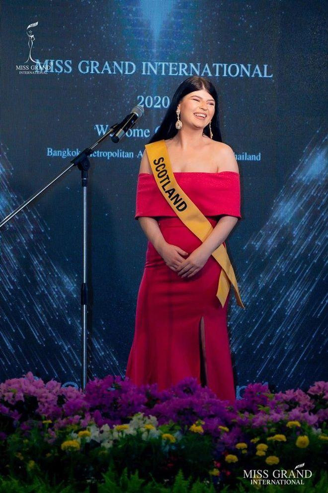 Kể từ đó, câu chuyện về đời tư của Helen cũng được quan tâm khai thác hơn. Các fans đã vô cùng bất ngờ khi biết Helen từng được bác sĩ kết luận mắc bệnh đa xơ cứng. Đây là một chứng rối loạn não bộ và tủy sống. Căn bệnh này khiến Helen bị đau thần kinh tọa, thoát vị đĩa đệm và bị nhiễm trùng máu. Những chứng trên phần nào khiến các bước đi của Helen chậm hơn so với một người bình thường. Gương mặt và đôi mắt cũng bị tác động ít nhiều.