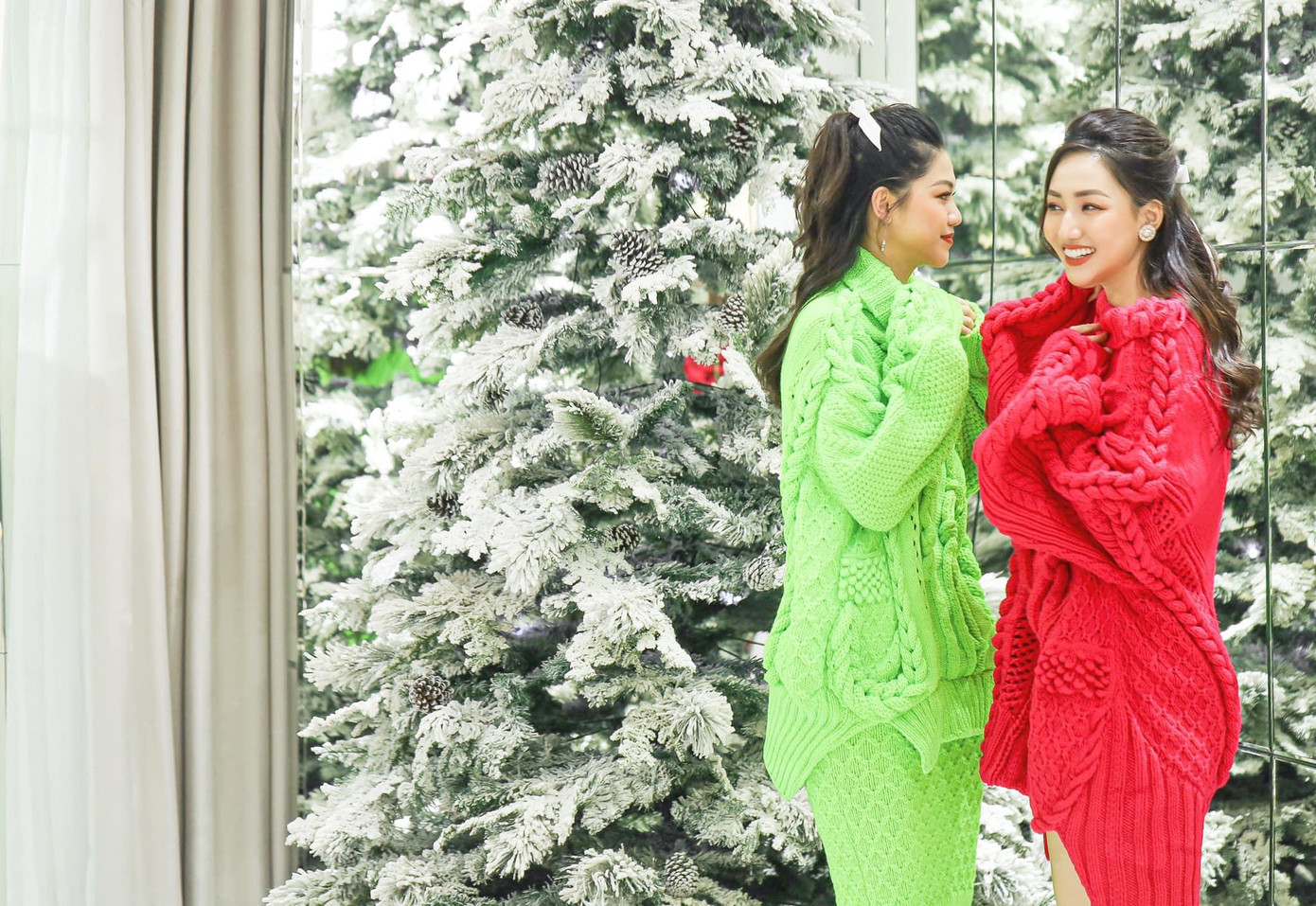 Thanh Tú và chị gái Trà My diện trang phục rực rỡ để cùng đón Noel.