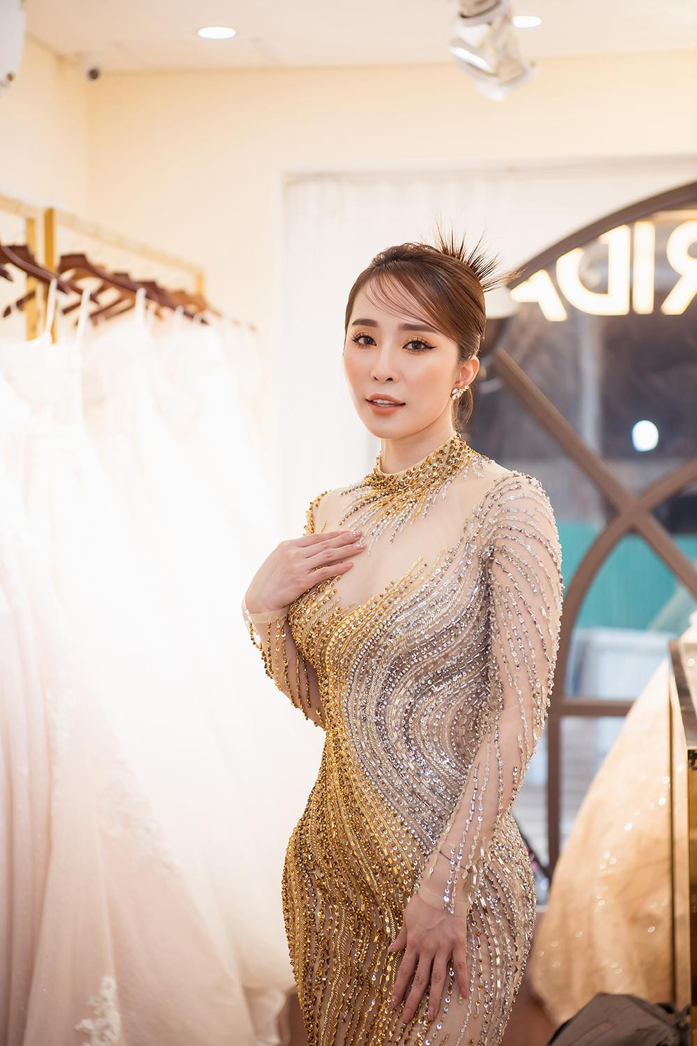 Mới đây nữ diễn viên Quỳnh Nga tham gia một sự kiện ở Hà Nội. Cô nổi bật trong bộ váy dạ hội dát vàng lộng lẫy, chất liệu xuyên thấu nóng bỏng.