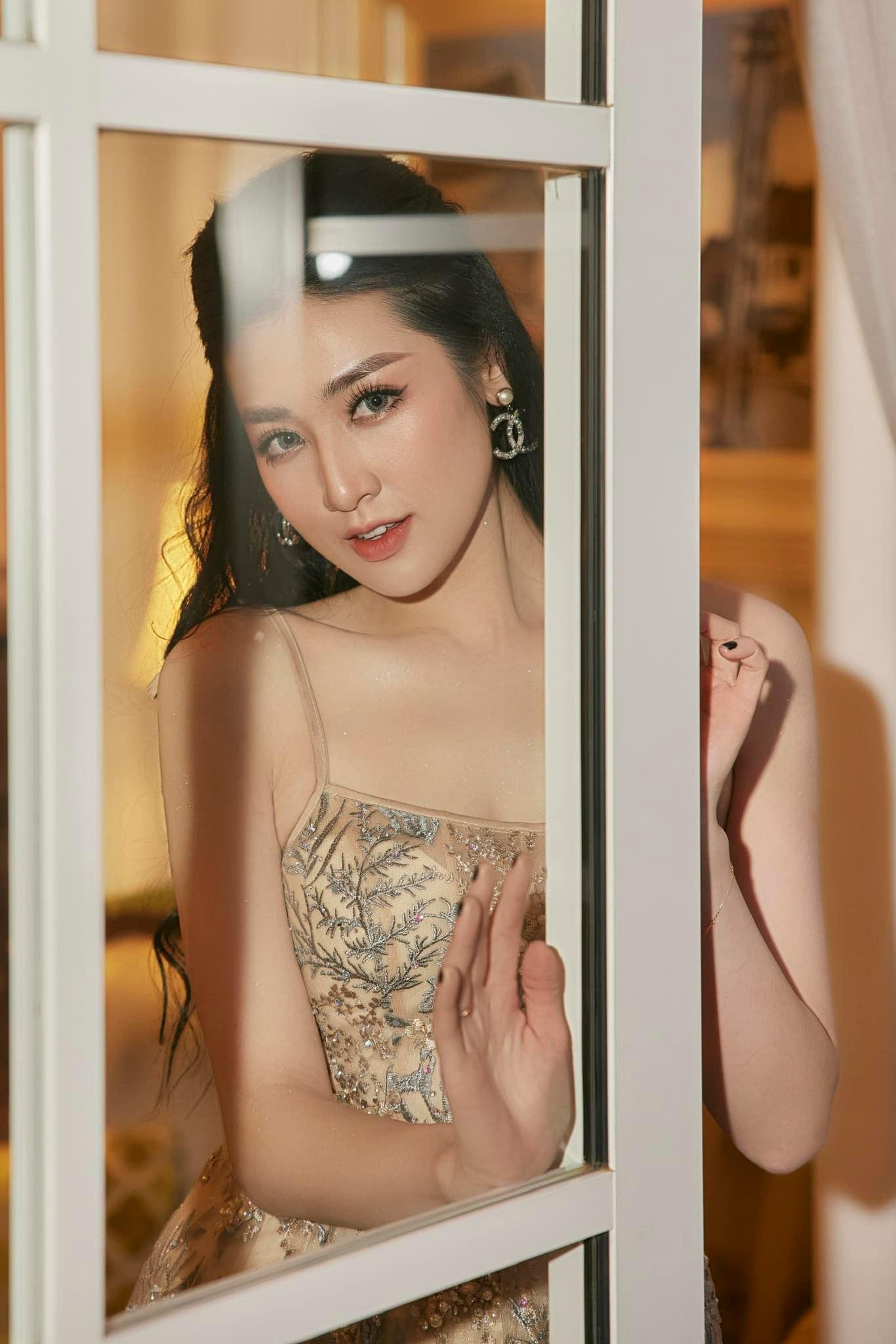 Bà mẹ một con ngày càng xinh đẹp và quyến rũ. Bà mẹ một con ngày càng xinh đẹp và quyến rũ.