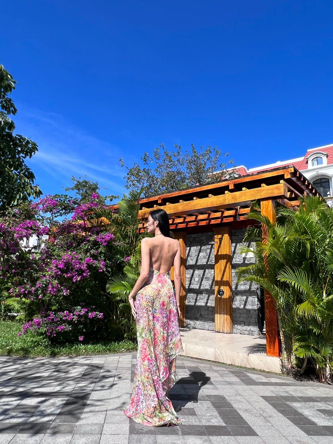 Thiết kế còn giúp Á hậu Hoàn vũ Việt Nam 2017 khoe trọn tấm lưng trần quyến rũ.