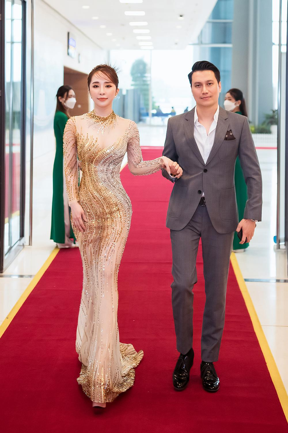 Tại sự kiện, Quỳnh Nga được diễn viên Việt Anh tháp tùng và tay trong tay trên thảm đỏ khiến nhiều người chú ý.