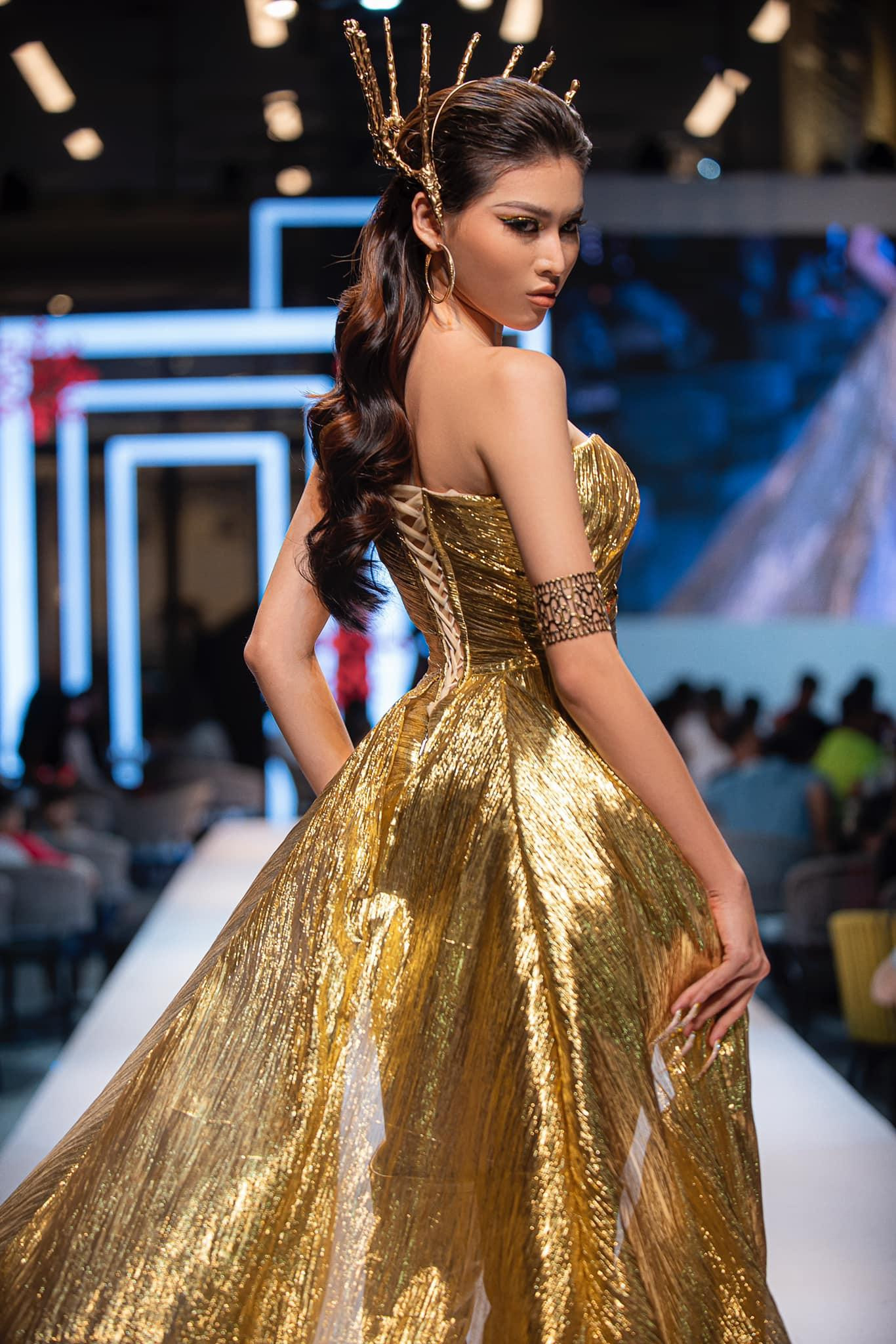 Ngọc Thảo cực kỳ xinh đẹp và lộng lẫy khi sải bước trên sàn diễn thời trang. Ngọc Thảo cực kỳ xinh đẹp và lộng lẫy khi sải bước trên sàn diễn thời trang.