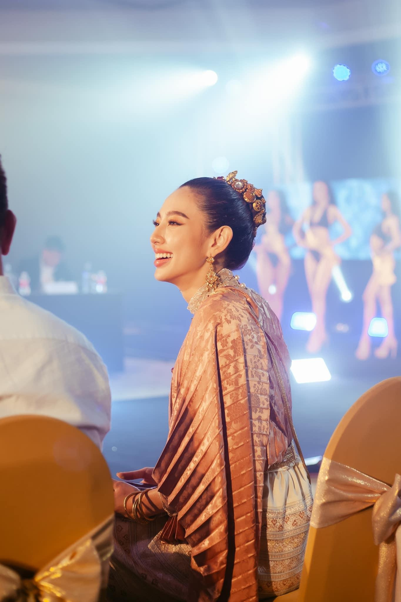 Trước đó, khi tham dự đêm chung kết Miss Grand Chiang Rai 2022, Thuỳ Tiên cũng có dịp mặc trang phục truyền thống Thái Lan tại sân khấu. Trước đó, khi tham dự đêm chung kết Miss Grand Chiang Rai 2022, Thuỳ Tiên cũng có dịp mặc trang phục truyền thống Thái Lan tại sân khấu.