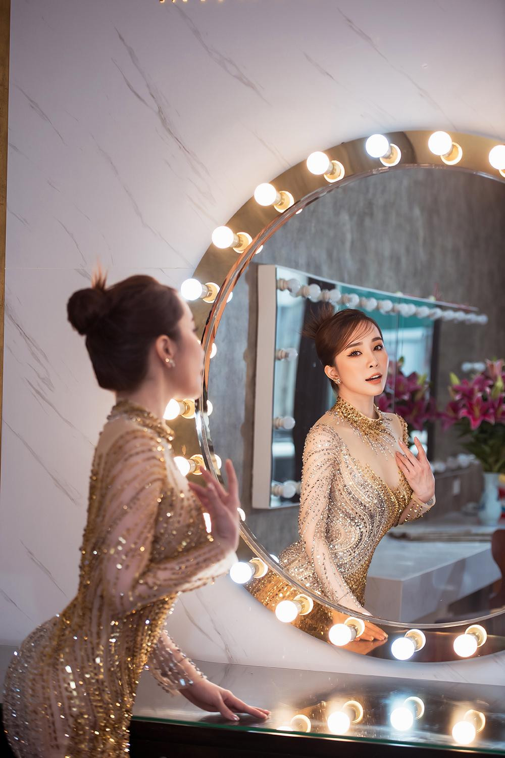 Thiết kế đính kết cầu kỳ giúp cô nàng 'cá sấu chúa' tôn lên trọn vẹn đường cong quyến rũ của mình.