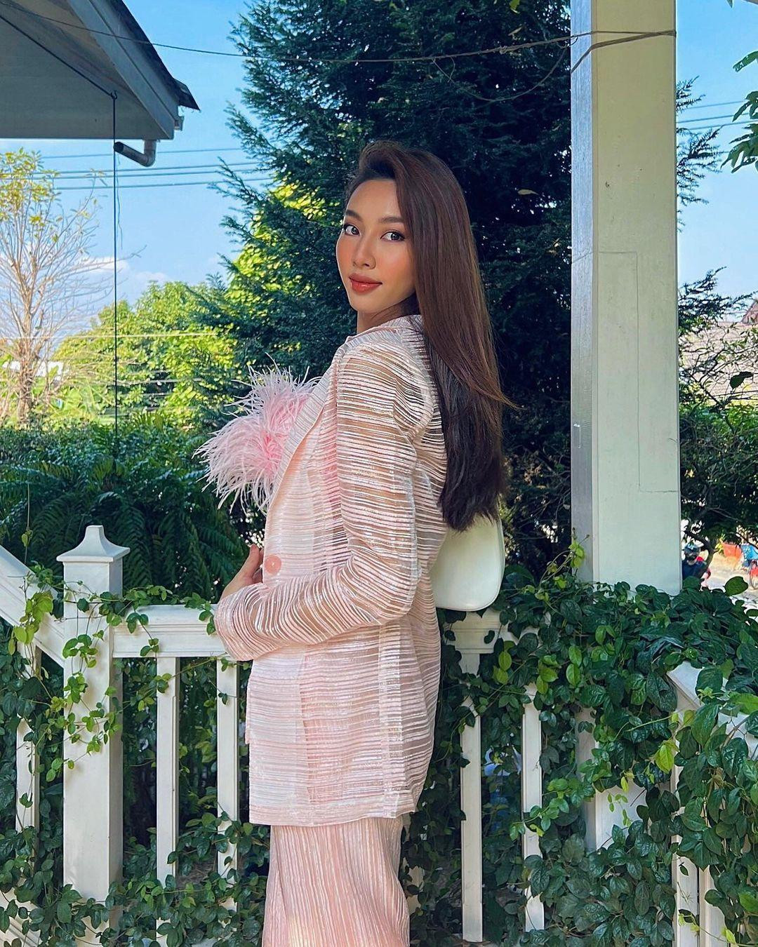 Ê-kíp của Thuỳ Tiên ở Việt Nam đã liên tục gửi đồ sang Thái Lan cho cô để người đẹp có nhiều sự lựa chọn.