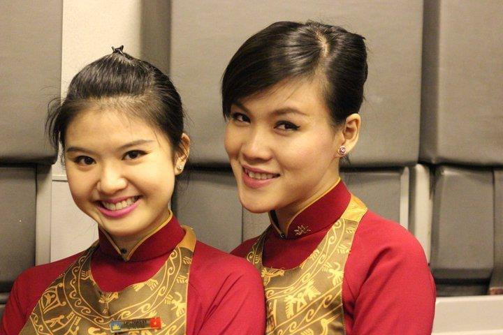 Thảo Vy (trái) từng làm tiếp viên Vietnamairline trong khoảng thời gian từ 2010-2011.
