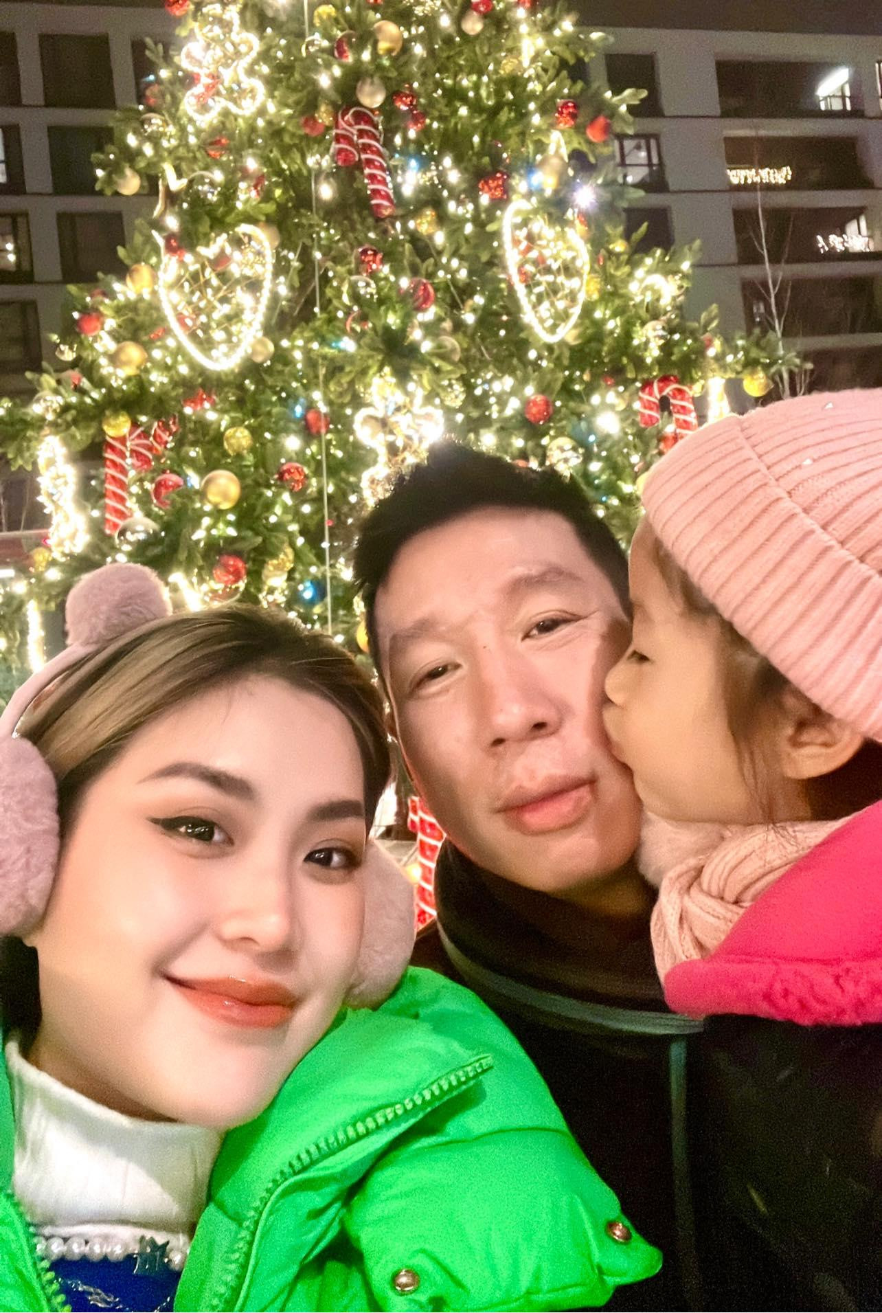 Á hậu Diễm Trang hạnh phúc đón Giáng Sinh bên Ba Lan cùng chồng và con gái. Á hậu Diễm Trang hạnh phúc đón Giáng Sinh bên Ba Lan cùng chồng và con gái.