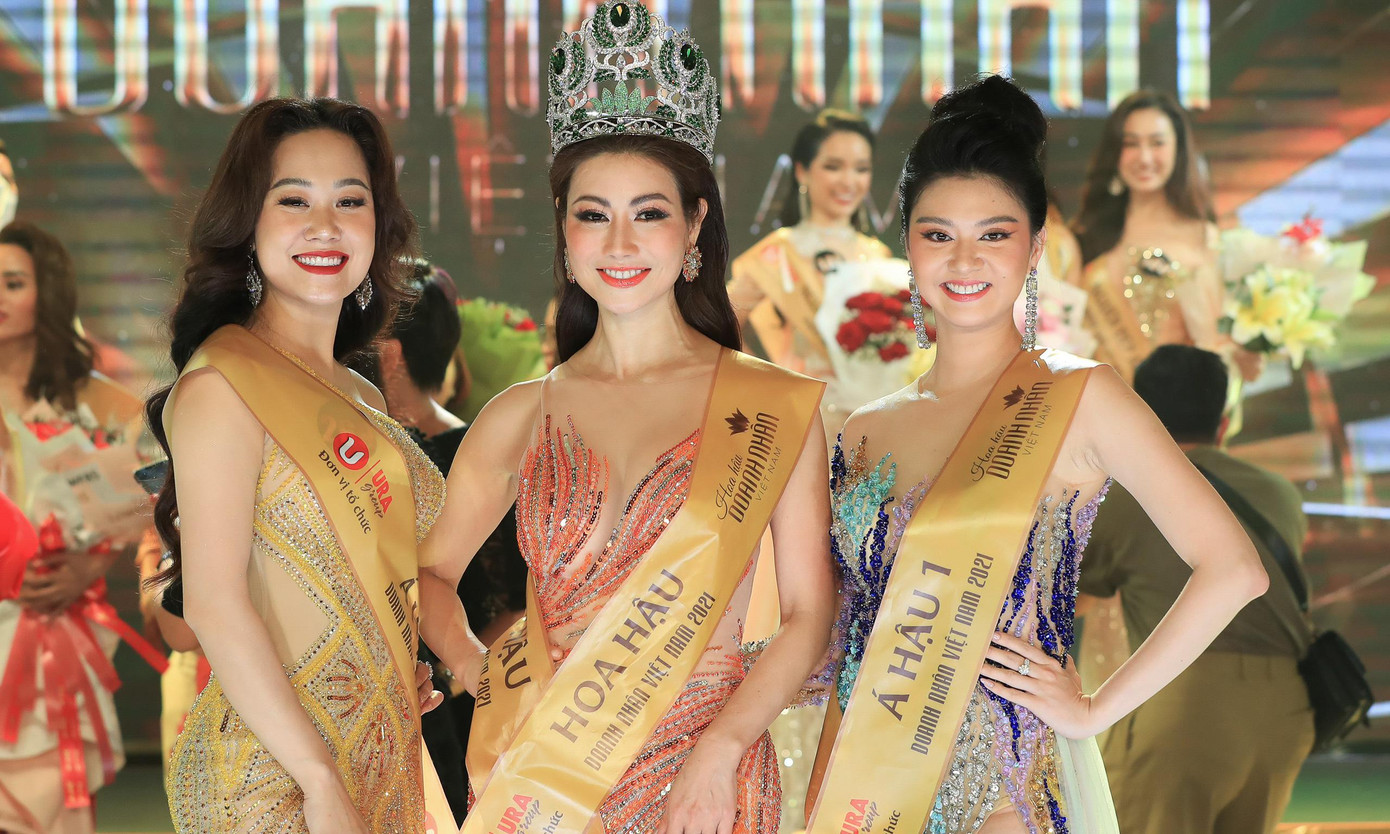 Hoa hậu Doanh Nhân 2021 Đào Ái Nhi và Á hậu 1 Lạc Thảo Vy, Á hậu 2 Đỗ Thị Vân Anh. Hoa hậu Doanh Nhân 2021 Đào Ái Nhi và Á hậu 1 Lạc Thảo Vy, Á hậu 2 Đỗ Thị Vân Anh.