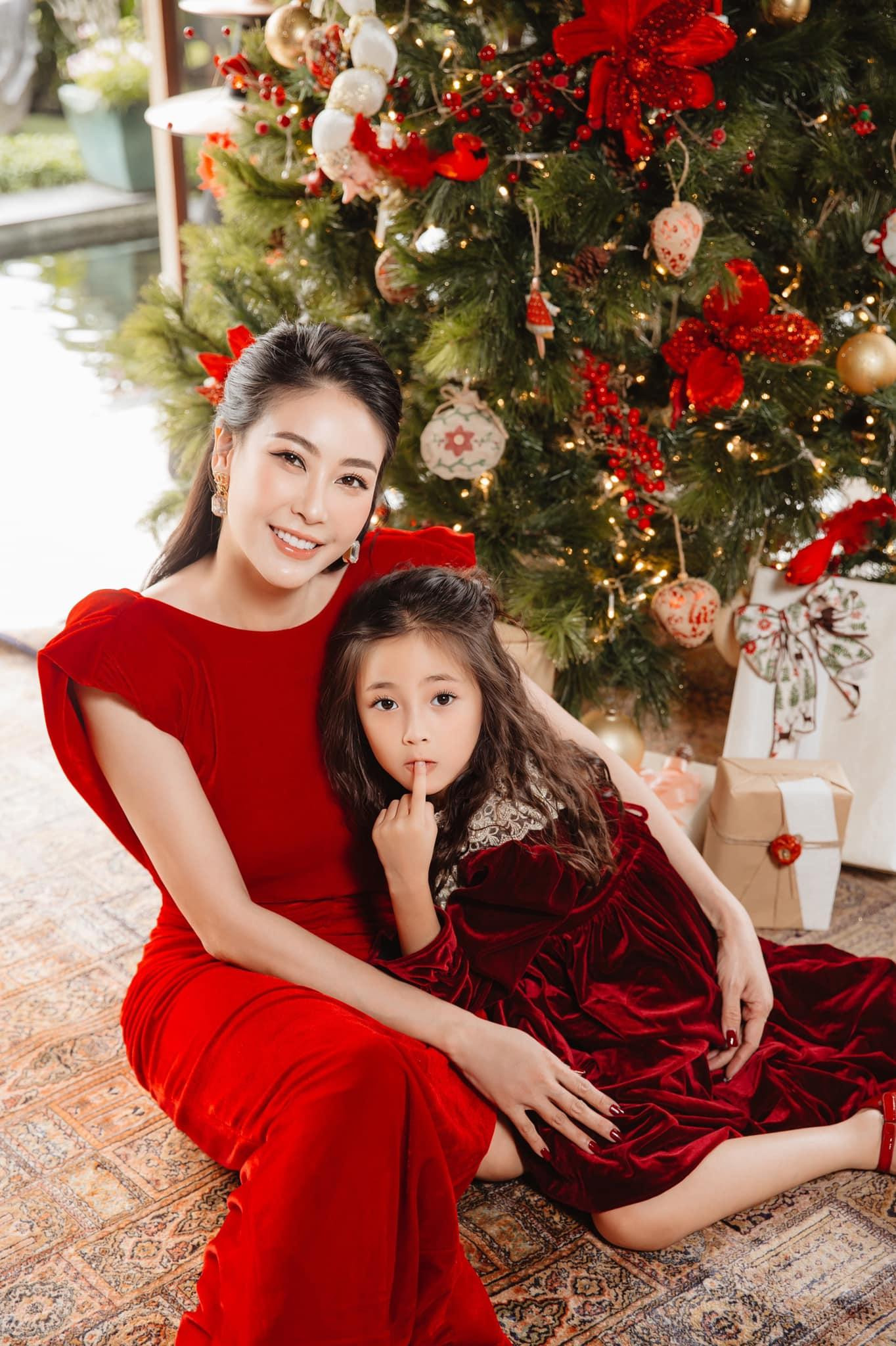 Hoa hậu Hà Kiều Anh và con gái diện váy đỏ rực trong không khí Giáng Sinh ngập tràn. Hoa hậu Hà Kiều Anh và con gái diện váy đỏ rực trong không khí Giáng Sinh ngập tràn.