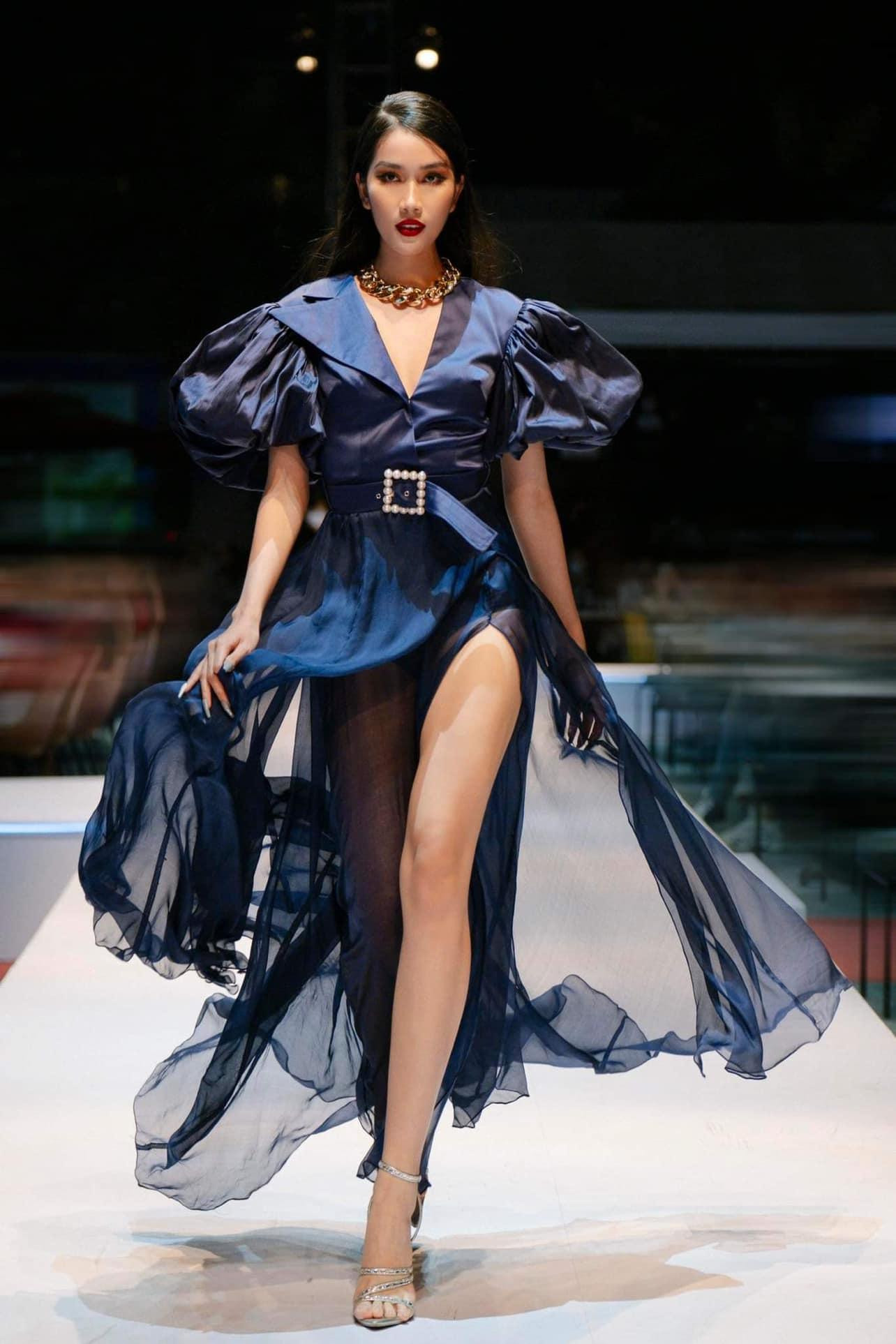 Á hậu Phương Anh khoe đôi chân thon dài gợi cảm và thần thái kiêu sa, lạnh lùng trên sàn catwalk. Á hậu Phương Anh khoe đôi chân thon dài gợi cảm và thần thái kiêu sa, lạnh lùng trên sàn catwalk.