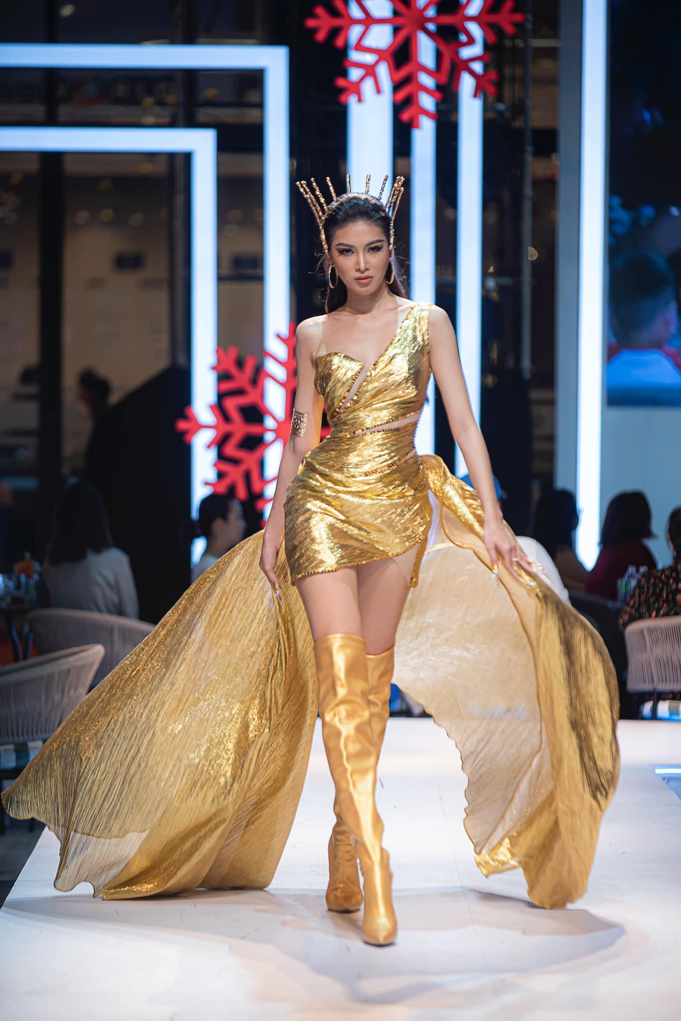 Á hậu Ngọc Thảo hoá nữ thần trên sàn catwalk khi diện bộ trang phục dát vàng đẹp mắt. Á hậu Ngọc Thảo hoá nữ thần trên sàn catwalk khi diện bộ trang phục dát vàng đẹp mắt.