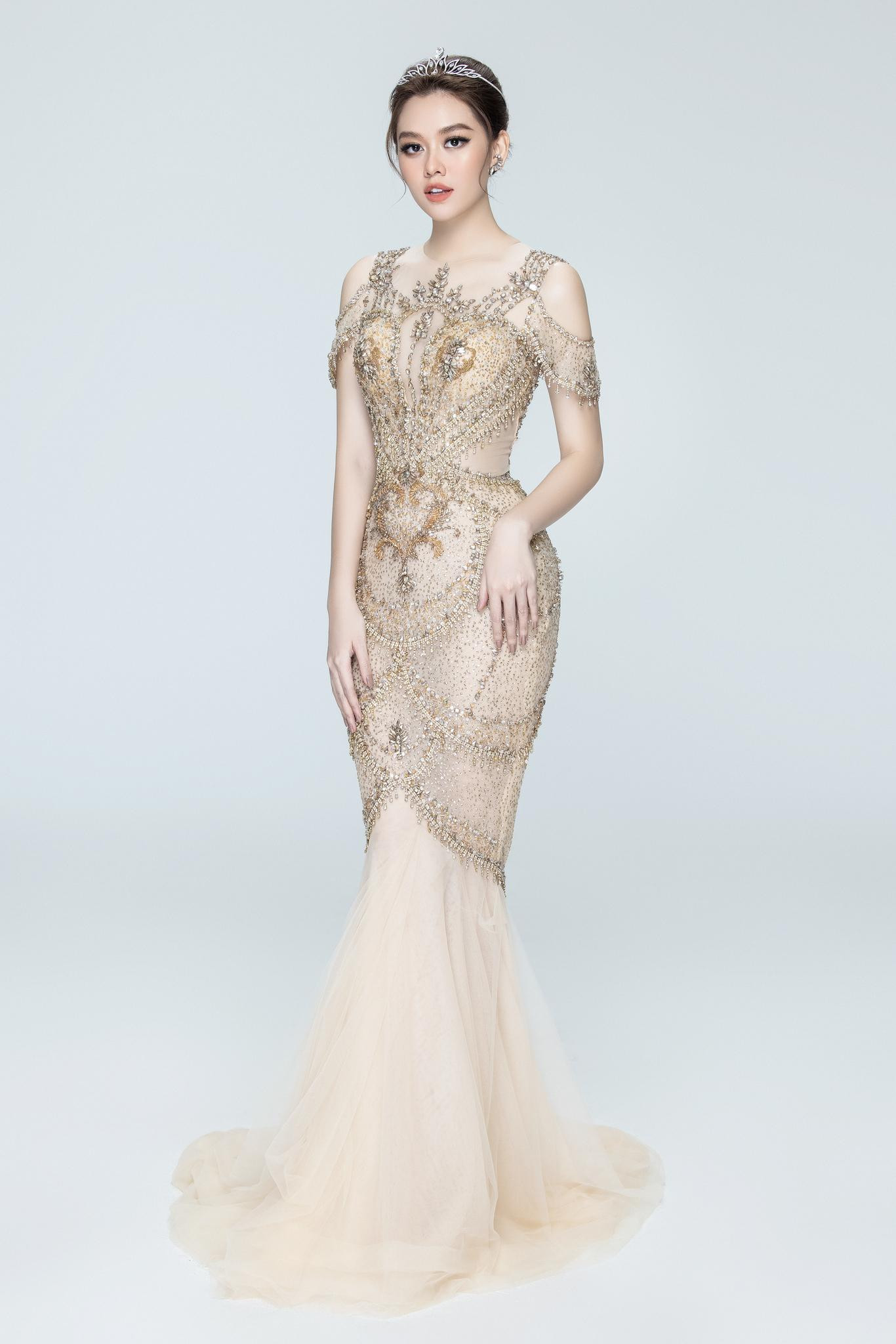 Á hậu Tường San cũng là một trong những nàng hậu khiến công chúng ngưỡng mộ khi lập thành tích lọt vào top 8 tại cuộc thi Hoa hậu Quốc tế 2019.