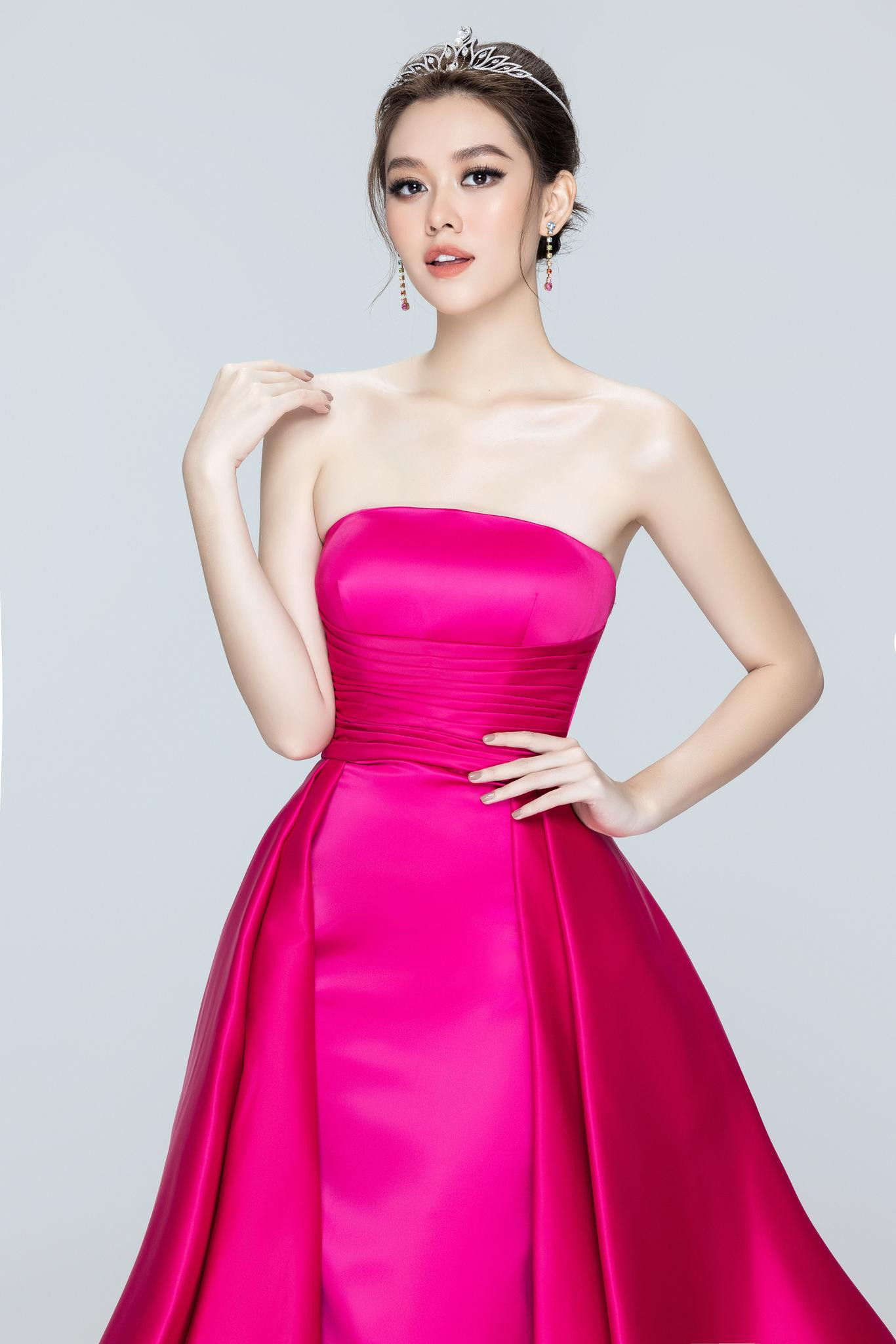 Luôn lựa chọn và theo đuổi hình tượng nữ tính, thanh lịch, vẻ đẹp ngọt ngào, cổ điển của Tường San luôn là một điểm nhấn đặc biệt mỗi khi bộ 3 Miss World Vietnam 2019 tái ngộ.