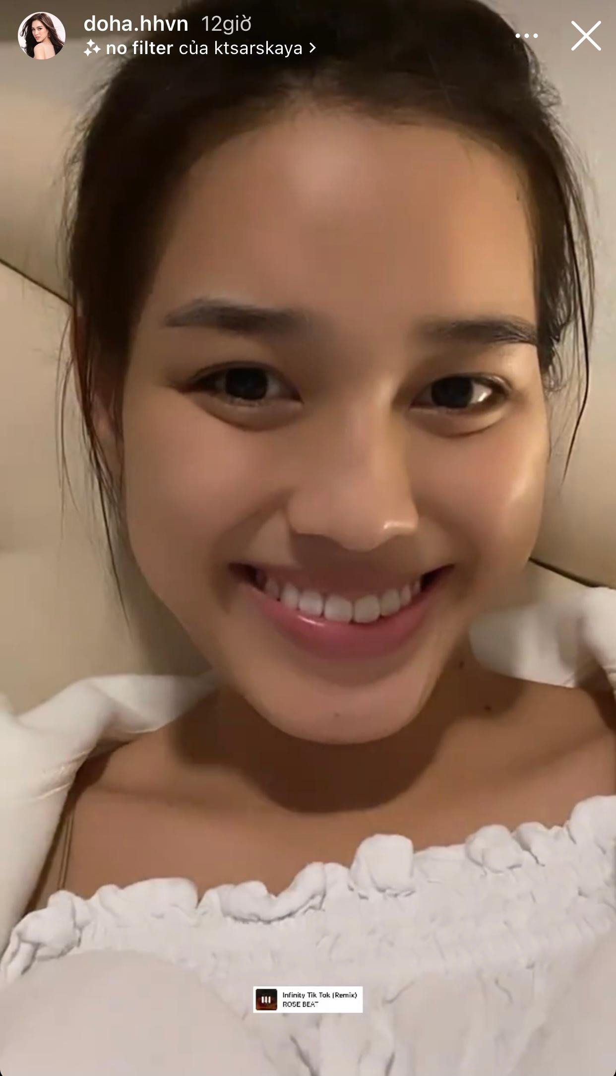 Mặc dù không trang điểm nhưng cô vẫn xinh đẹp, rạng rỡ.