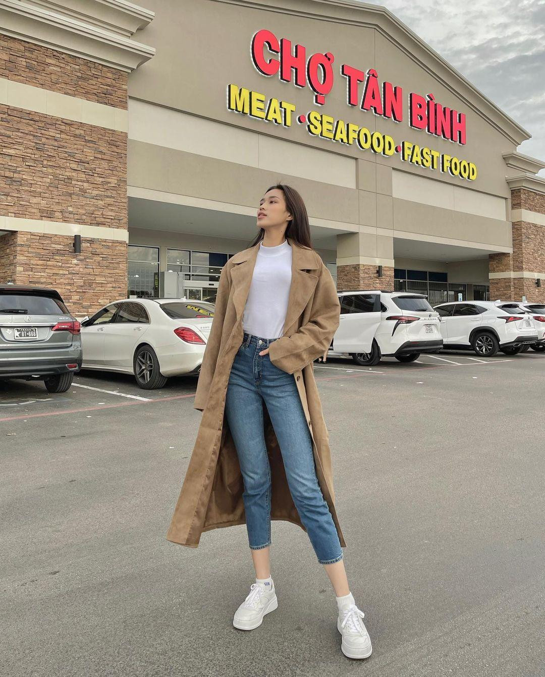 Mặc đồ giản dị nhưng cô vẫn cuốn hút khi khoe khéo đôi chân dài thon thả.