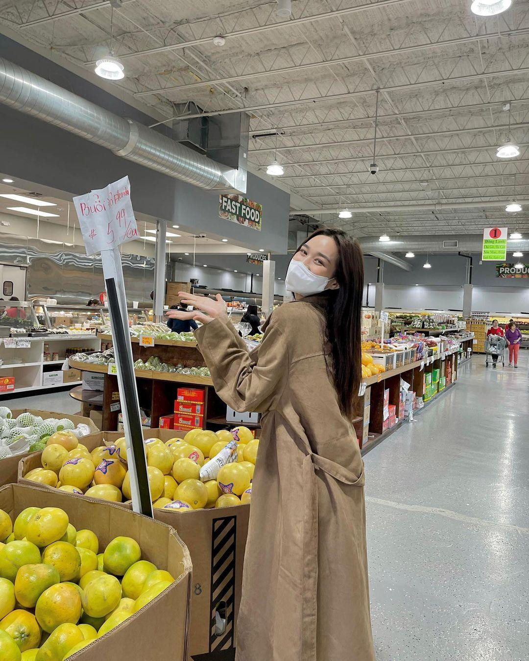 Người đẹp háo hức khi được thưởng thức nhiều món ăn Việt quen thuộc.