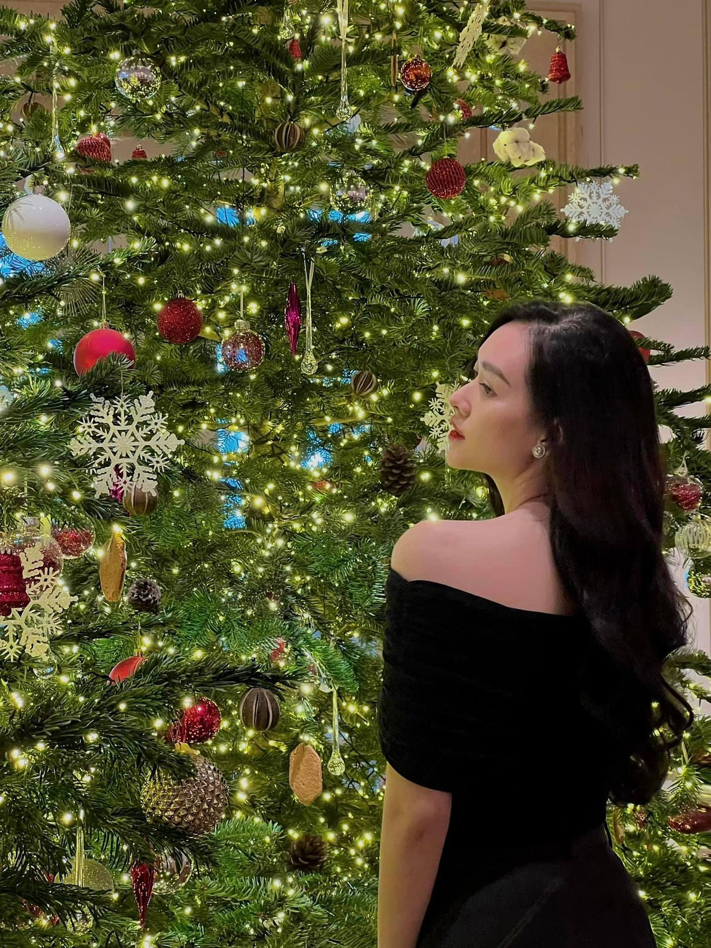 Á hậu Tường San khoe dáng quyến rũ, thanh lịch bên cây thông Noel. Á hậu Tường San khoe dáng quyến rũ, thanh lịch bên cây thông Noel.