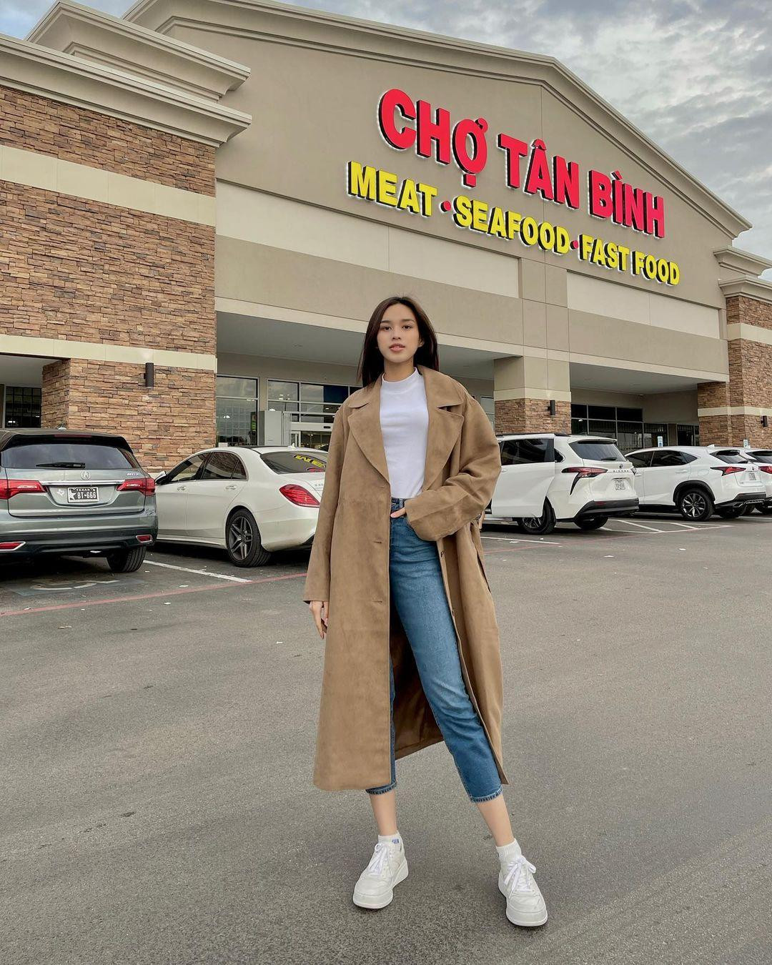 Đỗ Thị Hà háo hức khi đi chợ Việt ở Mỹ.