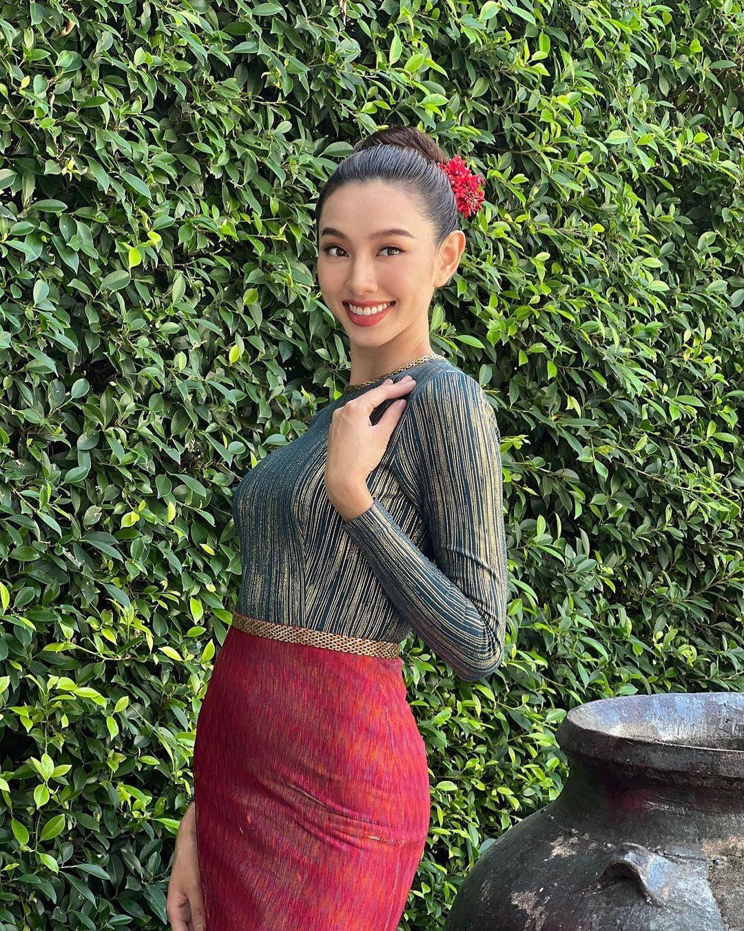 Thuỳ Tiên hé lộ được khán giả khen xinh đẹp hơn cả gái Thái khi mặc đồ của NTK Việt. Thuỳ Tiên hé lộ được khán giả khen xinh đẹp hơn cả gái Thái khi mặc đồ của NTK Việt.