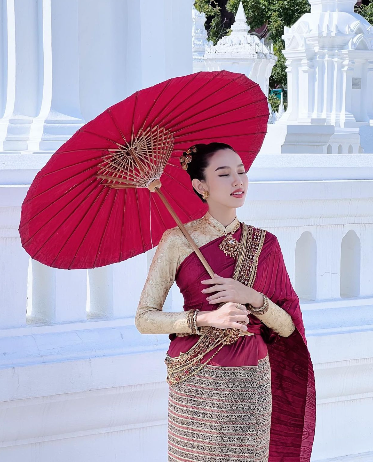 Ngắm nhìn Thuỳ Tiên trong trang phục truyền thống Thái Lan, không ai nghĩ cô là con gái Việt. Ngắm nhìn Thuỳ Tiên trong trang phục truyền thống Thái Lan, không ai nghĩ cô là con gái Việt.