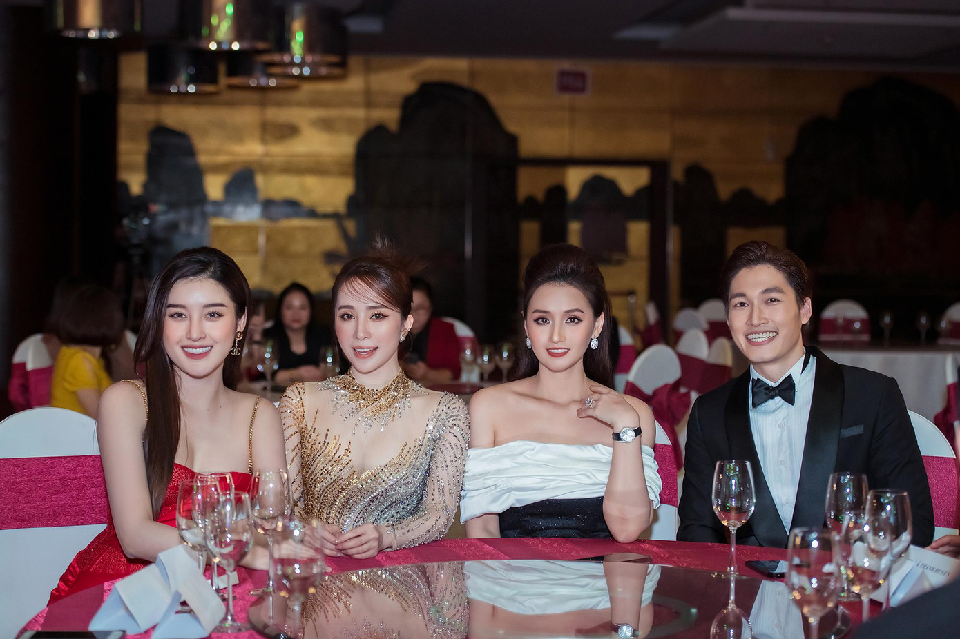 Việt Nga hội ngộ Á hậu Huyền My. Nàng á hậu diện váy cúp ngực khoe nhan sắc nóng bỏng.