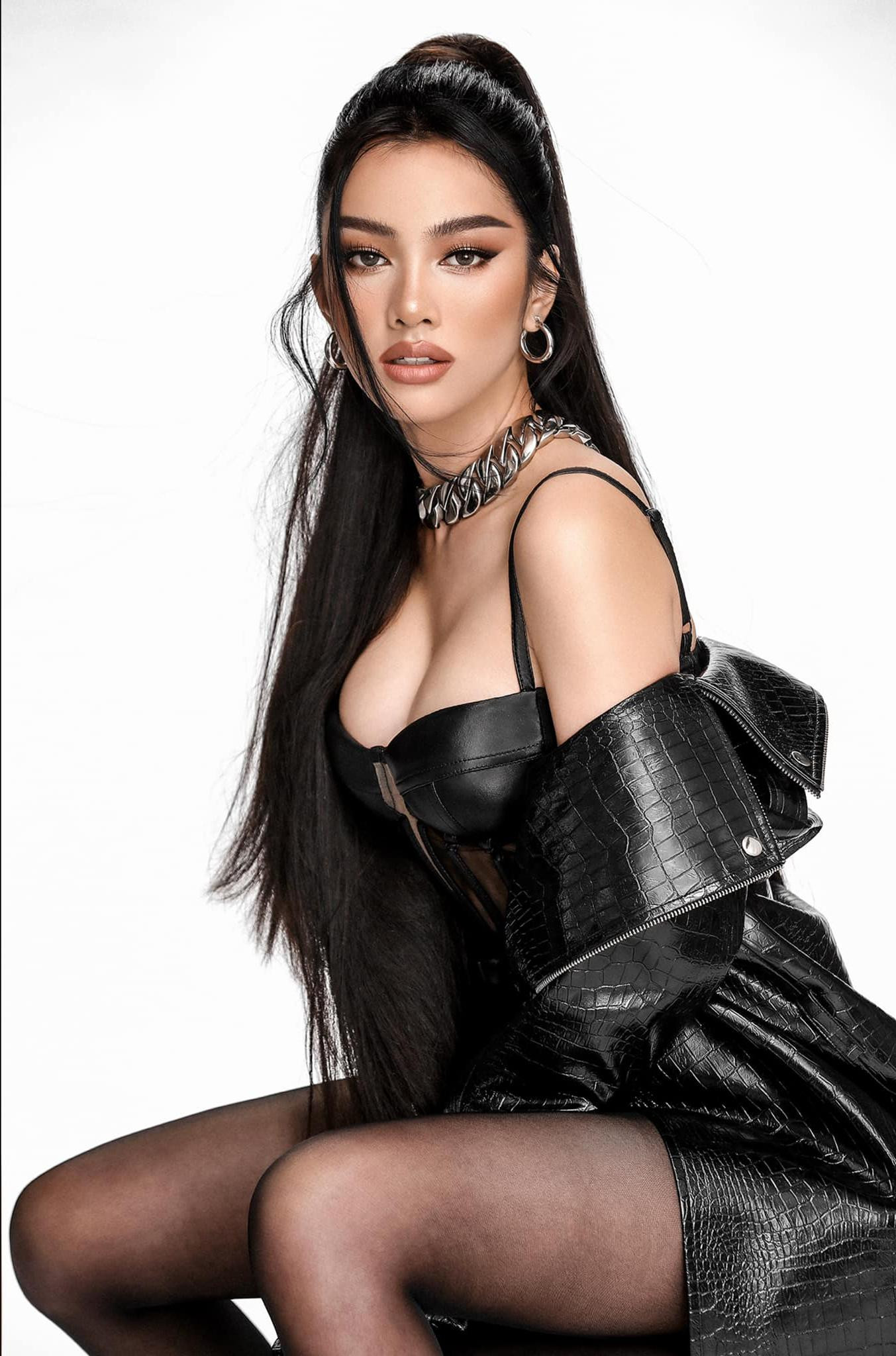 Người đẹp Cẩm Đan 'tái xuất' với hình ảnh mới cực kỳ táo bạo và gợi cảm. Cô diện body suit bằng chất liệu da, khoe trọn vòng một nóng bỏng. Người đẹp Cẩm Đan 'tái xuất' với hình ảnh mới cực kỳ táo bạo và gợi cảm. Cô diện body suit bằng chất liệu da, khoe trọn vòng một nóng bỏng.